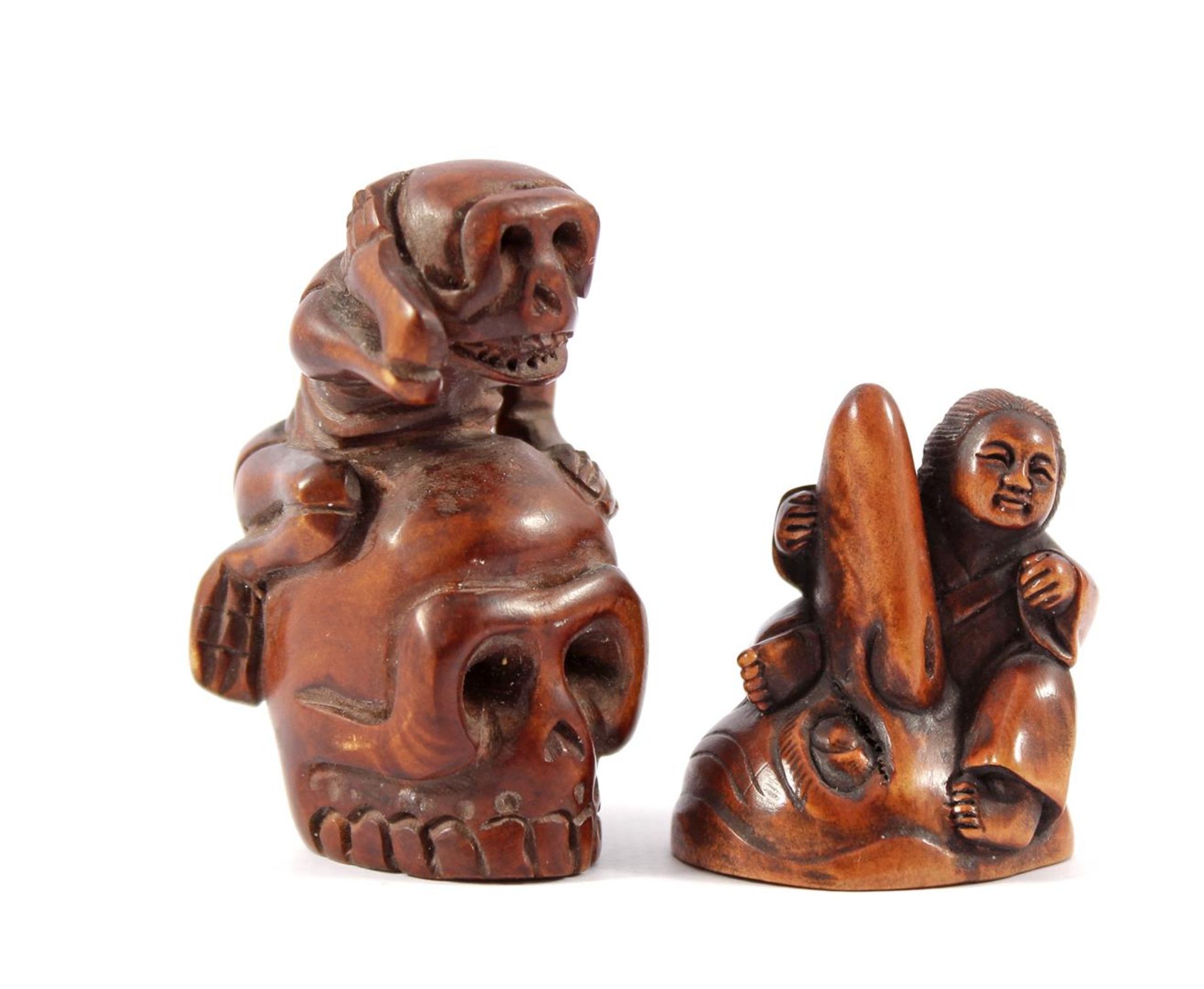 2 wooden Netsuke's, Japan approx. 1920, 4.2 and 6 cm high