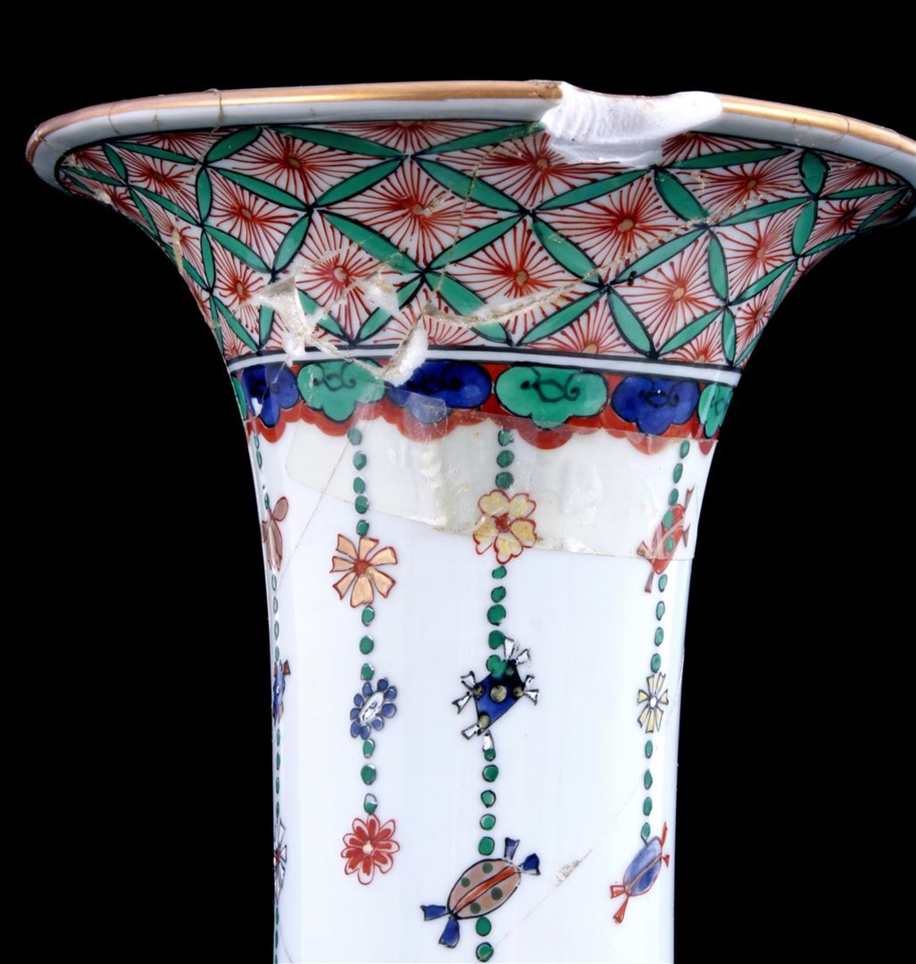 20th century Chinese porcelain vase with decoration of flowers and streamers, marked at the - Bild 2 aus 2