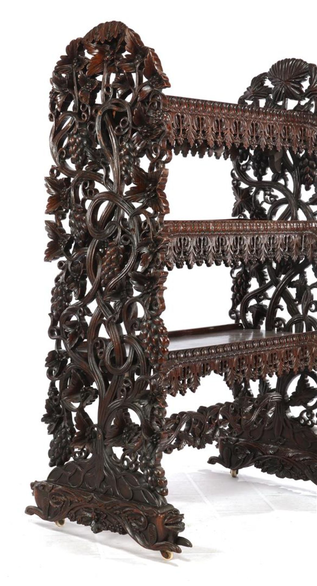 Eastern rosewood richly carved 3-shelf etagere with vines, leaves and 4 feline animals at the - Bild 5 aus 5