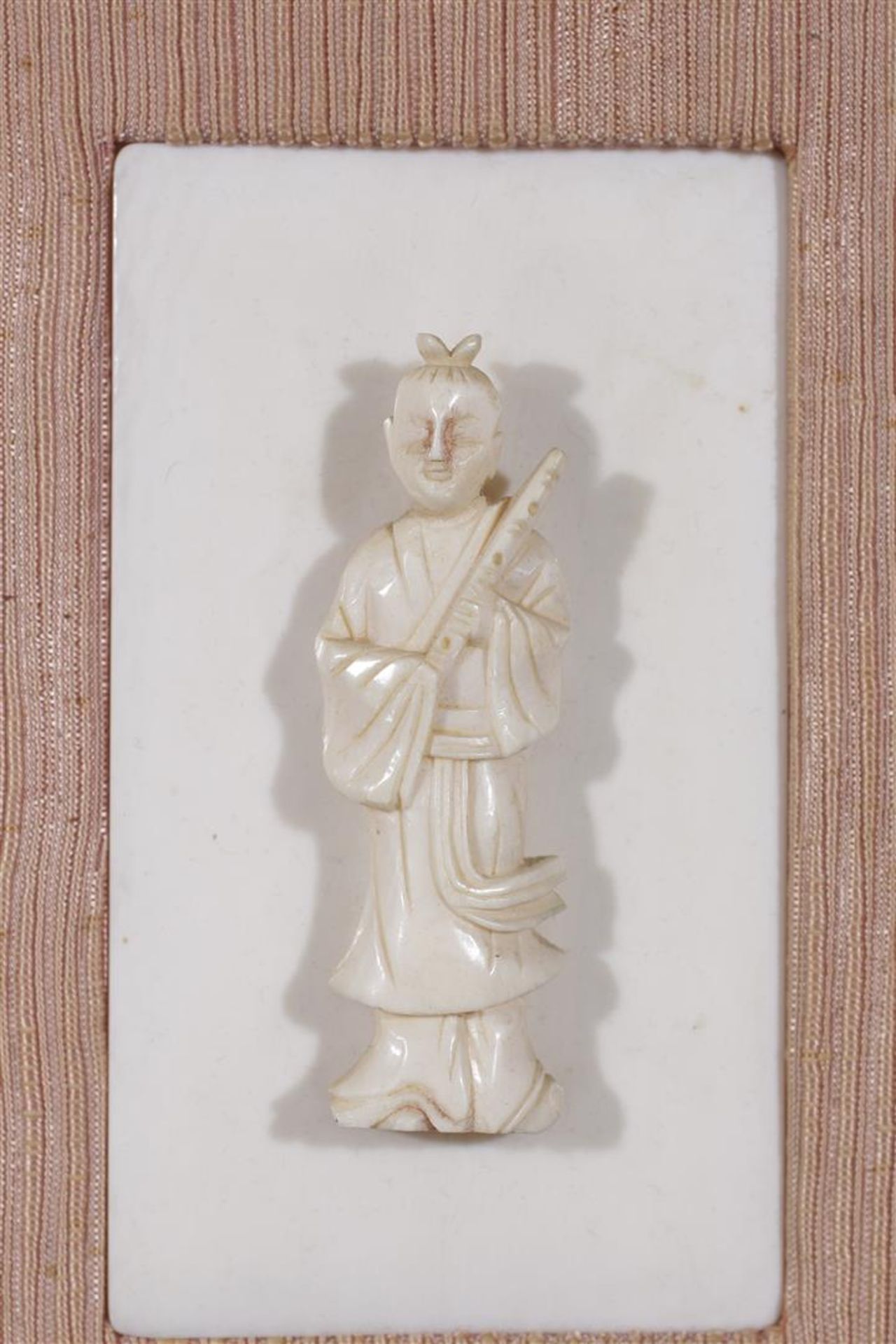 2 ivory tablets in frame with therefore a carved ivory statue of a person, China ca.1880, ivory is - Bild 2 aus 3