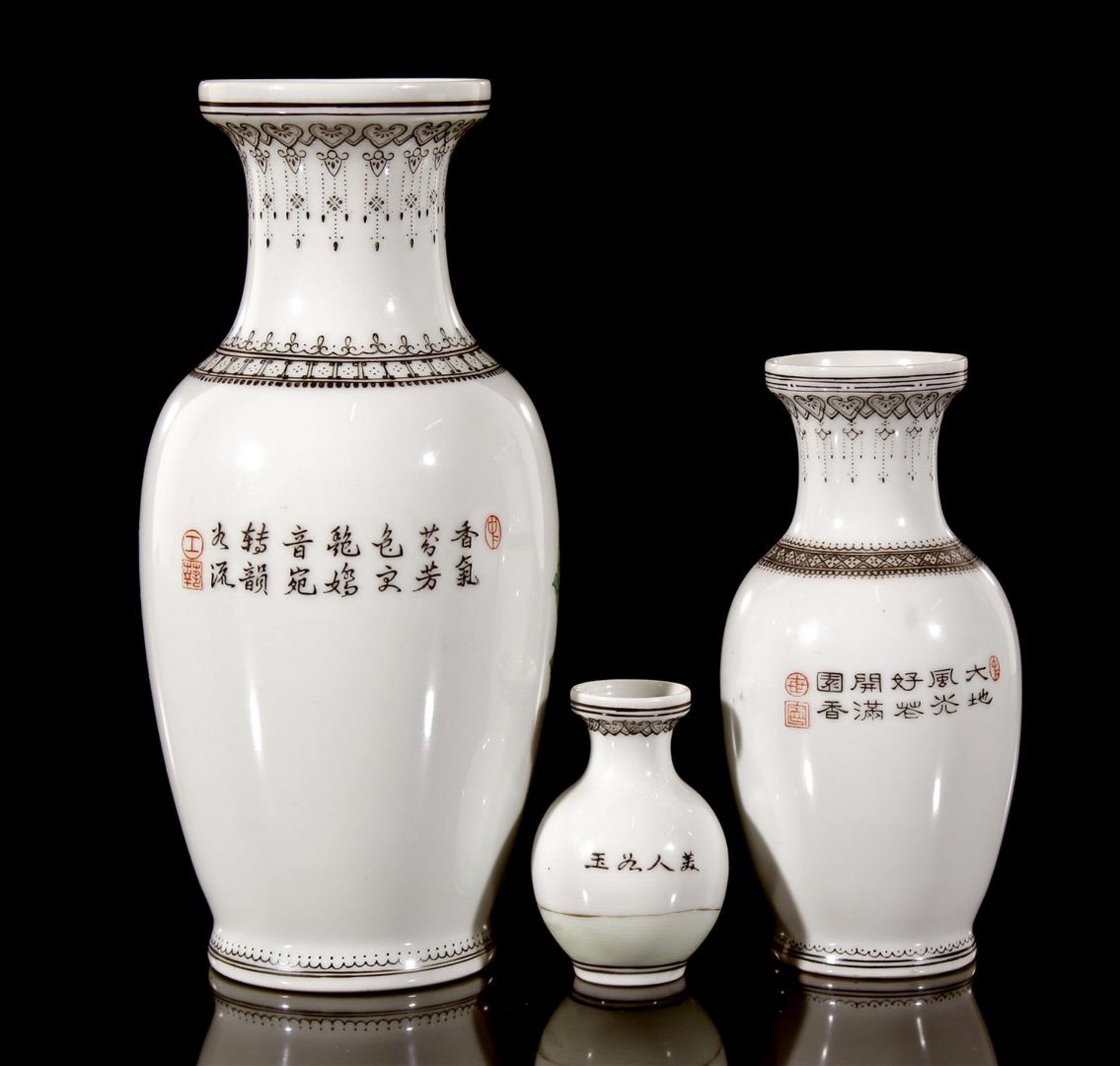 3 porcelain vase with polychrome decoration, China 20th century, 6.5 14 and 20.5 cm high - Bild 2 aus 2