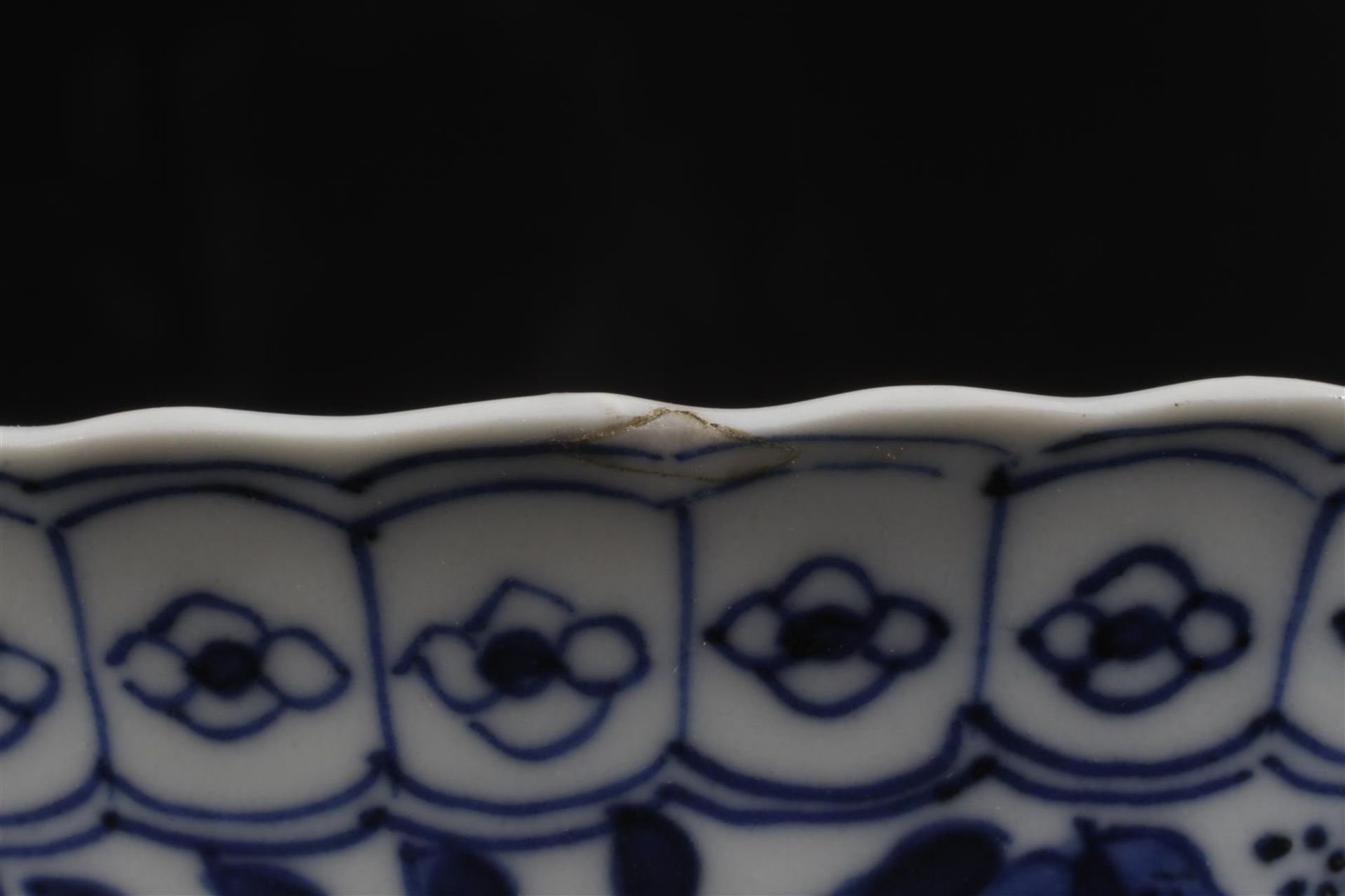 2 Chinese porcelain bowls with floral pattern, birds and butterflies, bottom marked with Kangxi 7. - Bild 5 aus 7