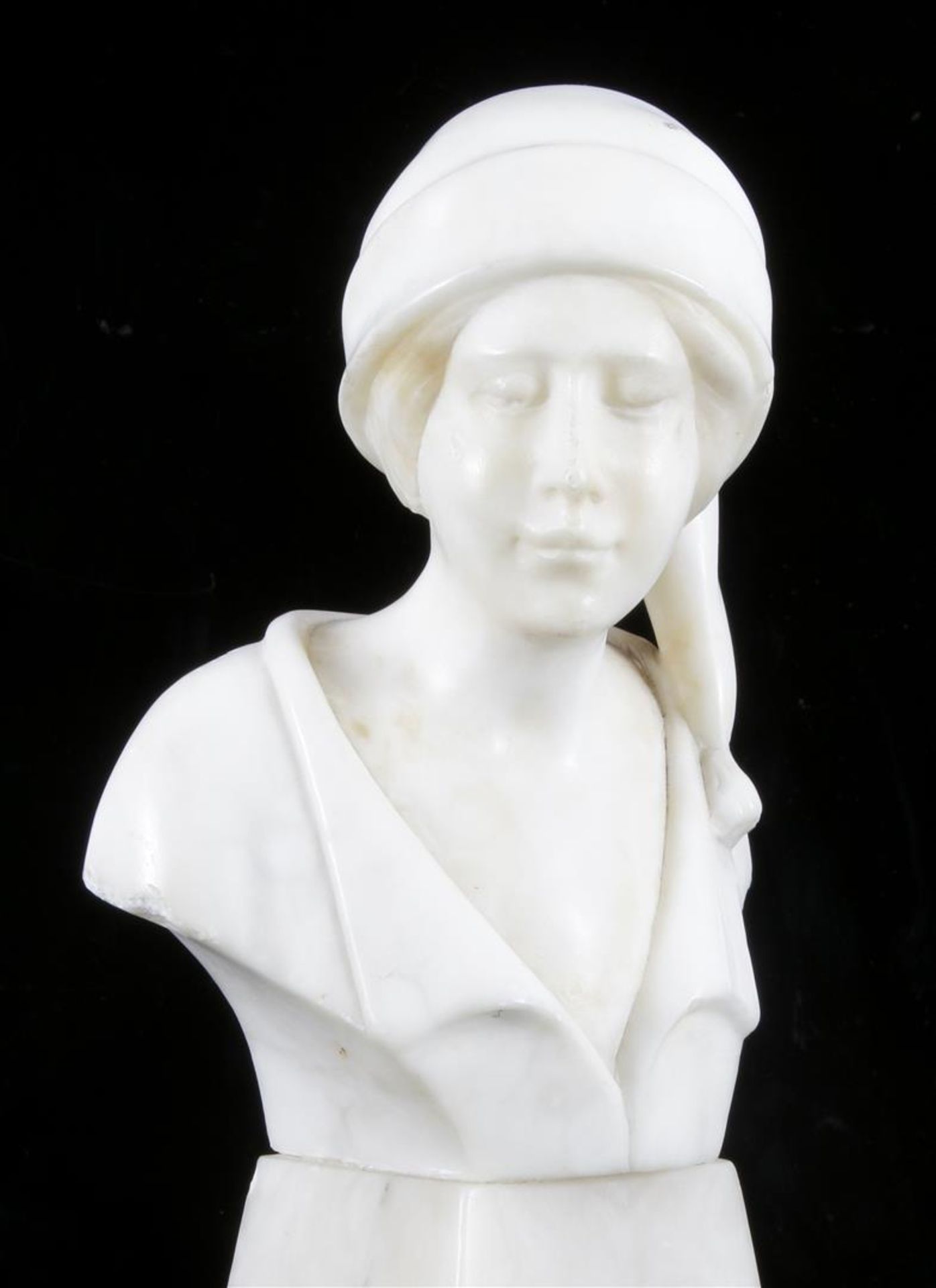 Anonymous, white marble bust of a woman with a hat, approx. 1900, 27 cm high