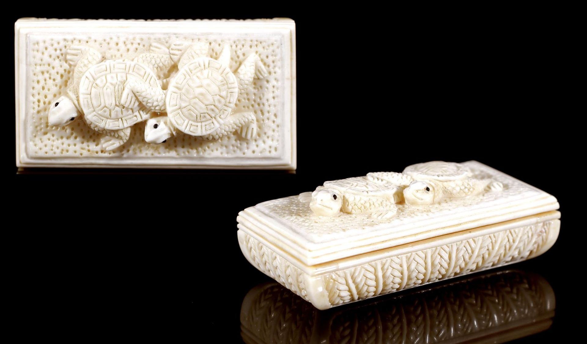 Richly carved ivory box with 2 turtles on top, China approx. 1890, 7 x 3.5 x 2.5 cm, 56.5 grams.