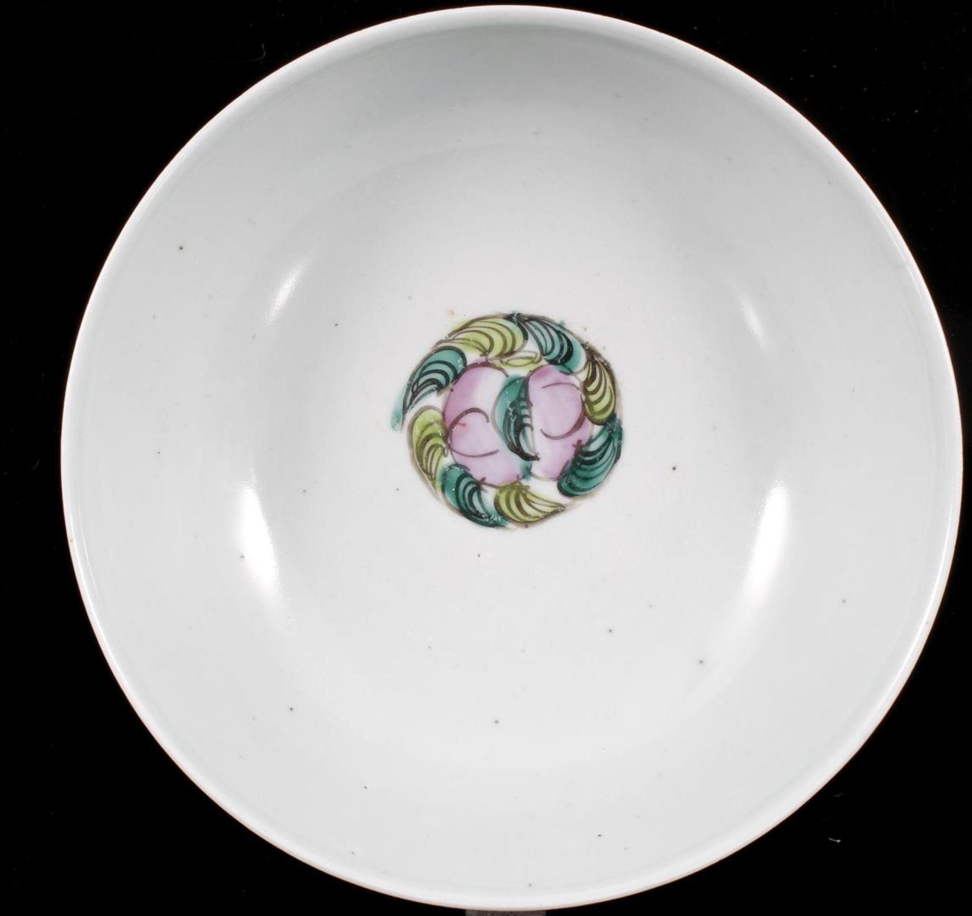 Asian porcelain bowl with polychrome flower decoration, circa 1900, 7.5 cm high, 20 cm diameter - Bild 2 aus 3