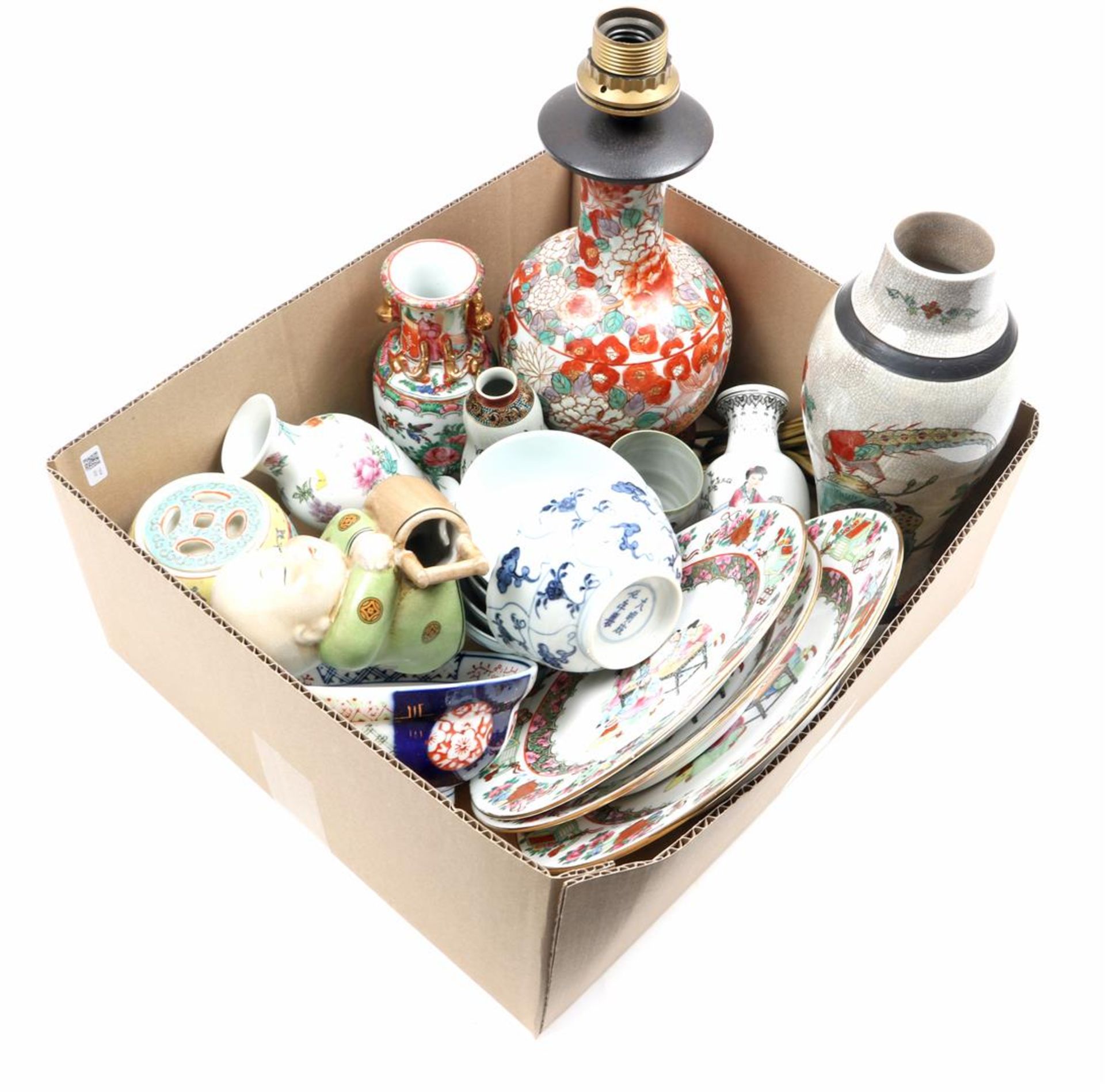 Box with Chinese and Japanese porcelain vases, saucers, rice bowls, table lamp base, statue and