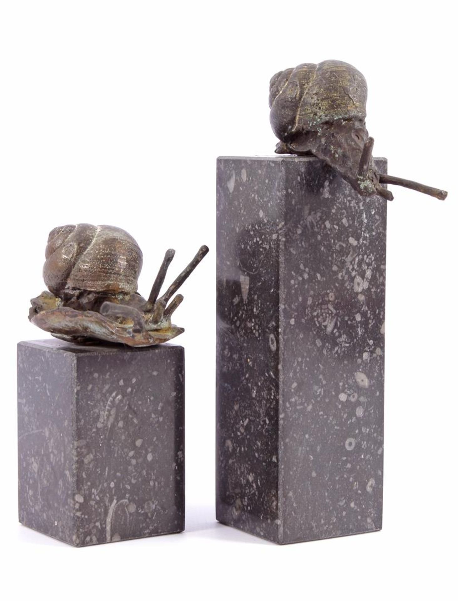 Design Roel Gort, 2 bronze sculptures of snails, on marble pedestals totaling approx. 10 cm and 15