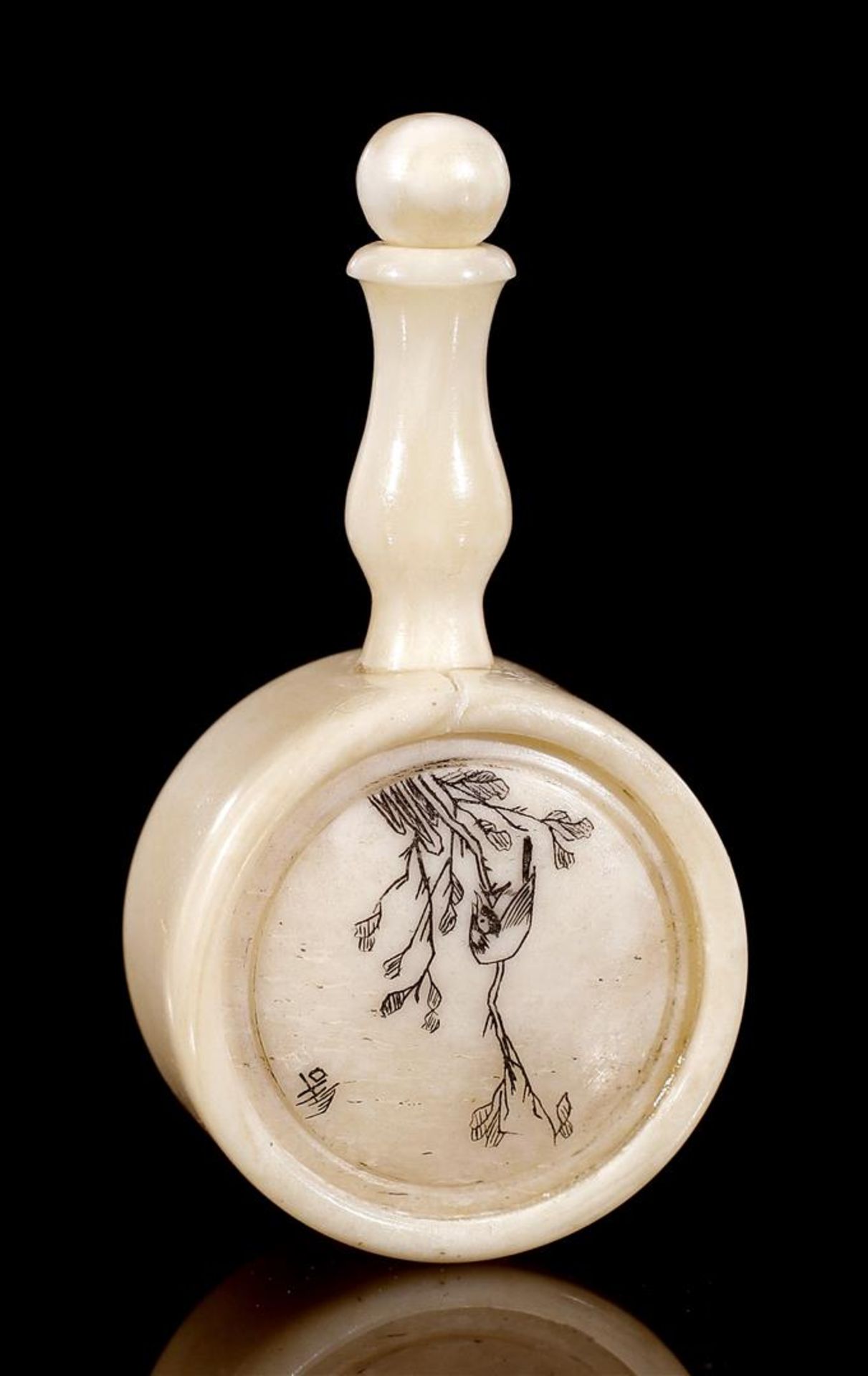 Ivory snuff bottle with engraved decoration, China ca.1880, 7 cm, 30.3 grams. With certificate