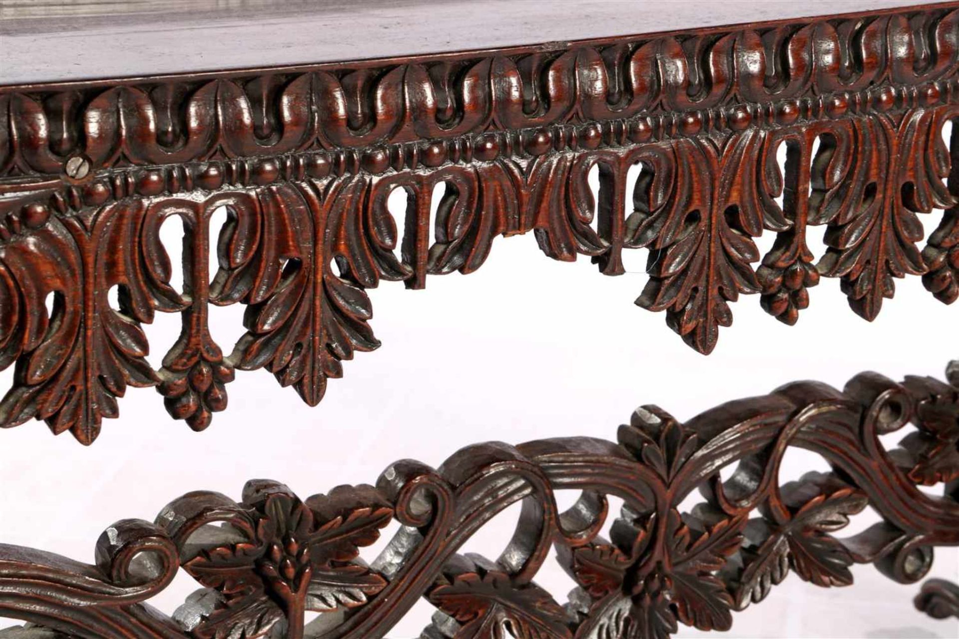 Eastern rosewood richly carved 3-shelf etagere with vines, leaves and 4 feline animals at the - Bild 4 aus 5