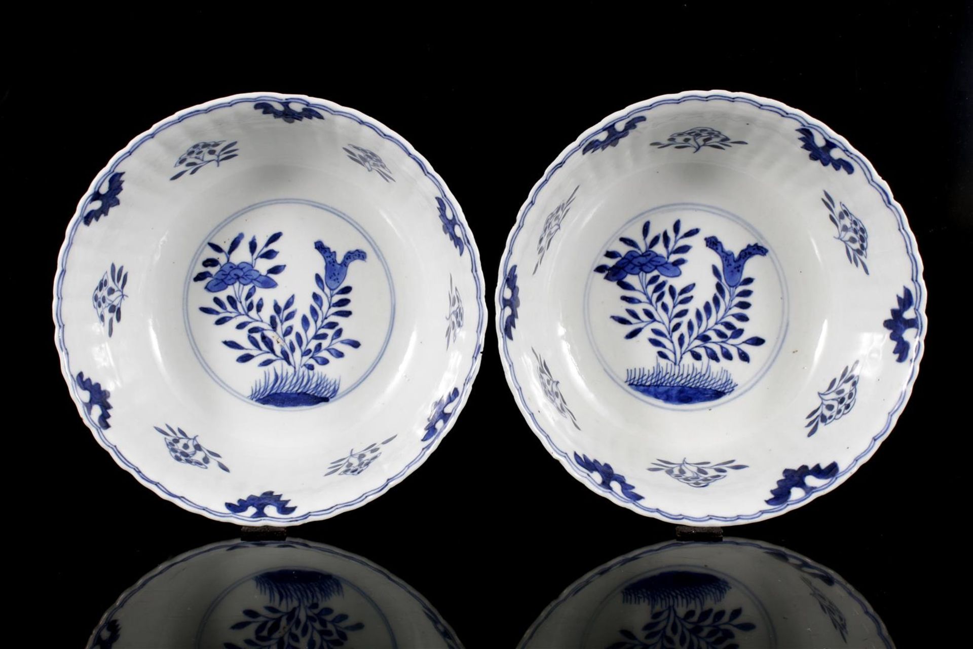 2 Chinese porcelain bowls with floral pattern, birds and butterflies, bottom marked with Kangxi 7. - Bild 7 aus 7