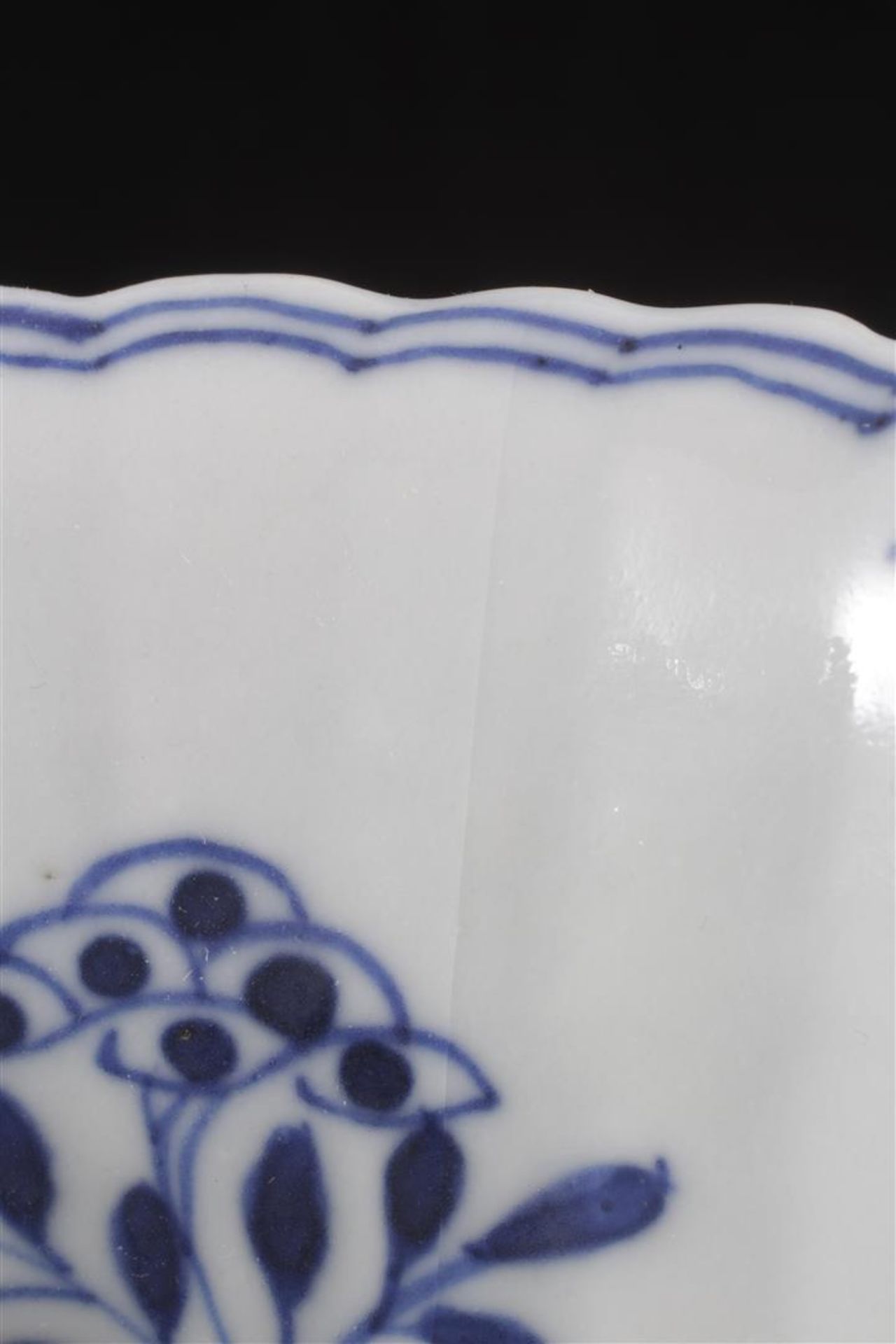 2 Chinese porcelain bowls with floral pattern, birds and butterflies, bottom marked with Kangxi 7. - Bild 4 aus 7