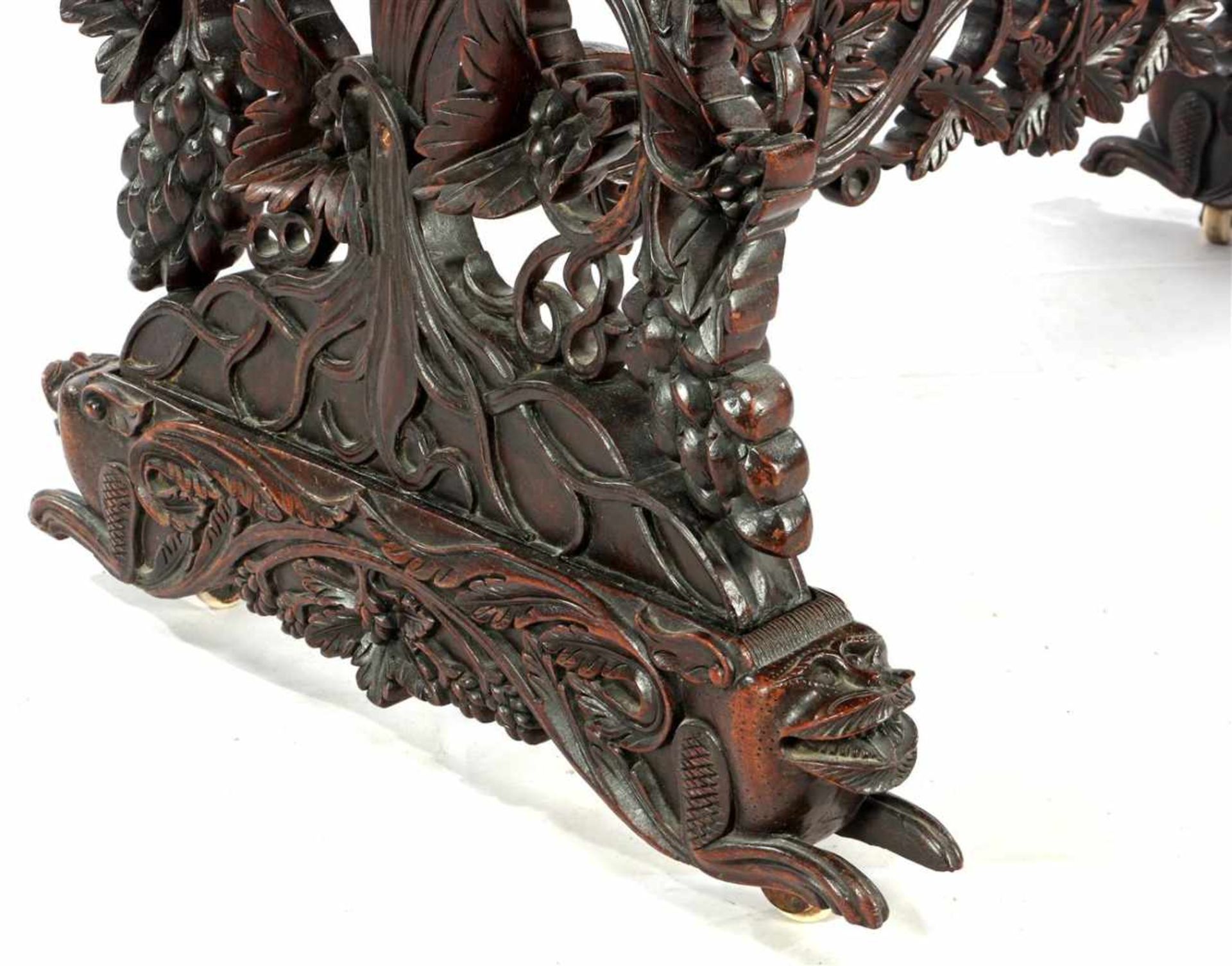 Eastern rosewood richly carved 3-shelf etagere with vines, leaves and 4 feline animals at the - Bild 2 aus 5
