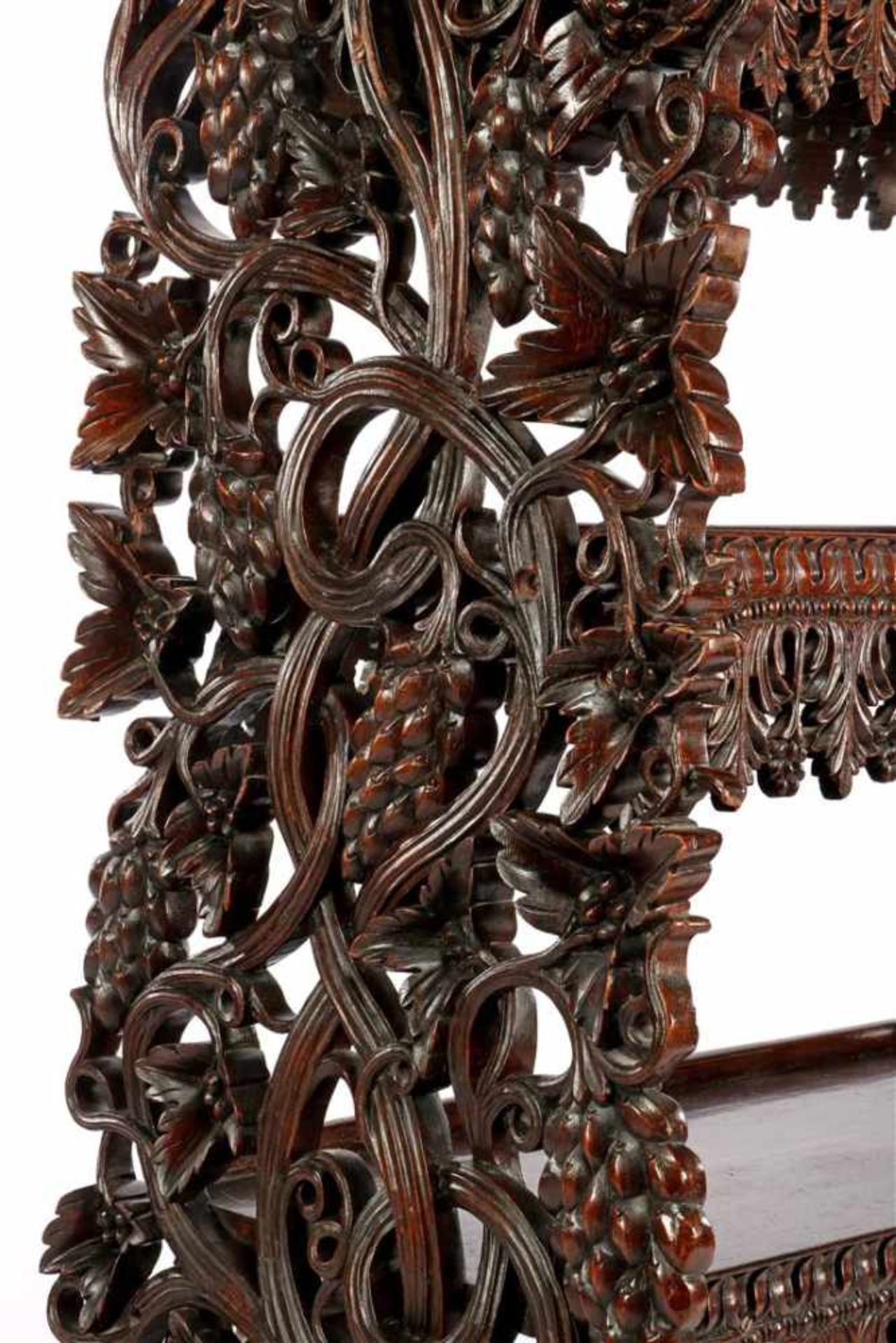 Eastern rosewood richly carved 3-shelf etagere with vines, leaves and 4 feline animals at the - Bild 3 aus 5