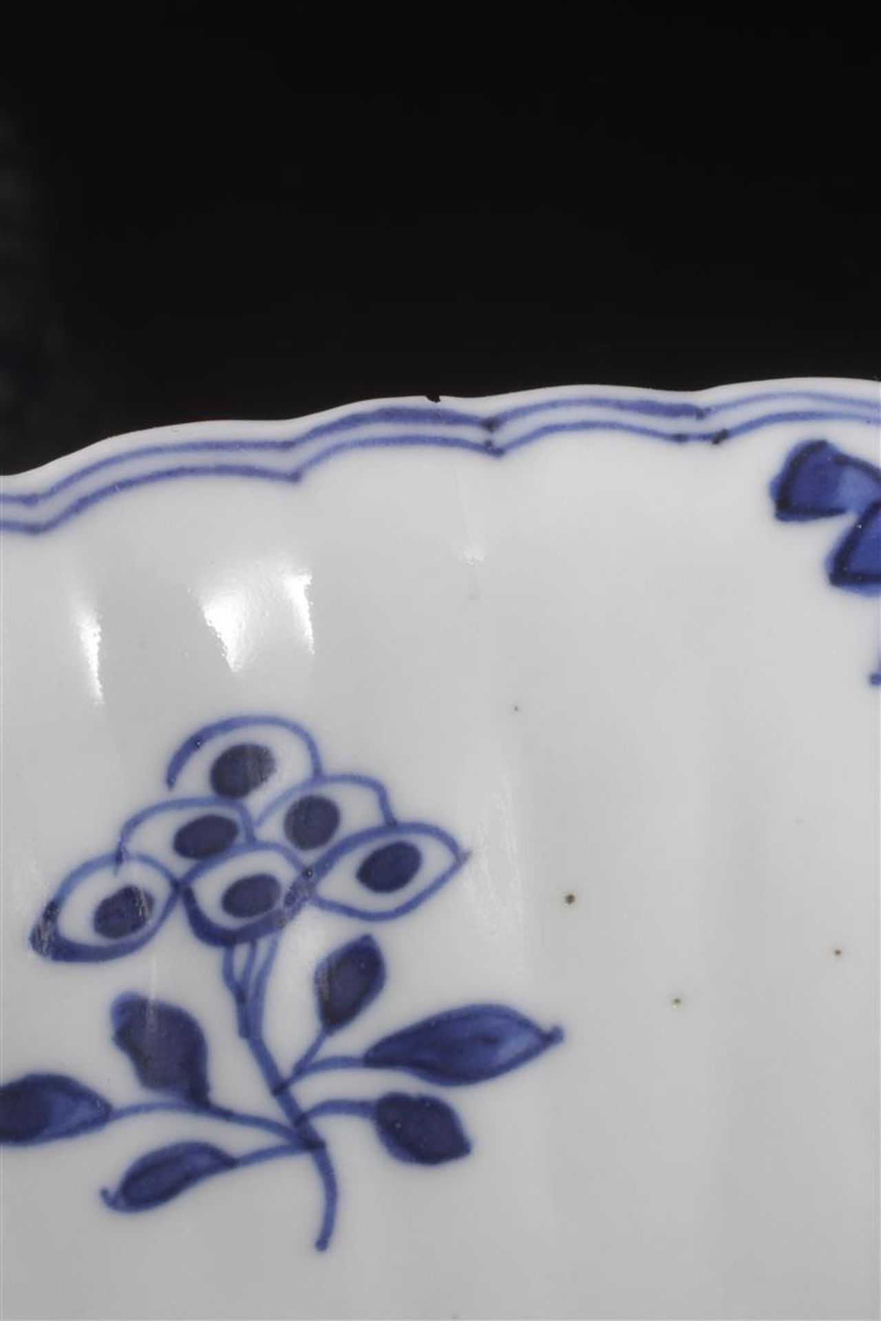 2 Chinese porcelain bowls with floral pattern, birds and butterflies, bottom marked with Kangxi 7. - Bild 2 aus 7