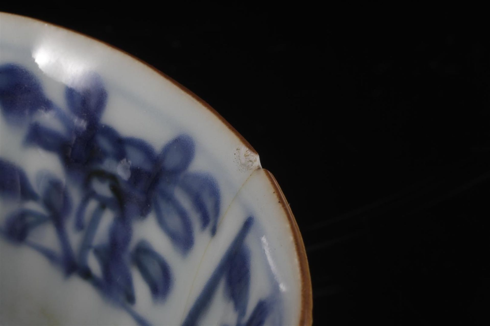 4 Chinese porcelain cafe au lait bowls and saucers with blue decor plant in flower pot on table - Bild 4 aus 6