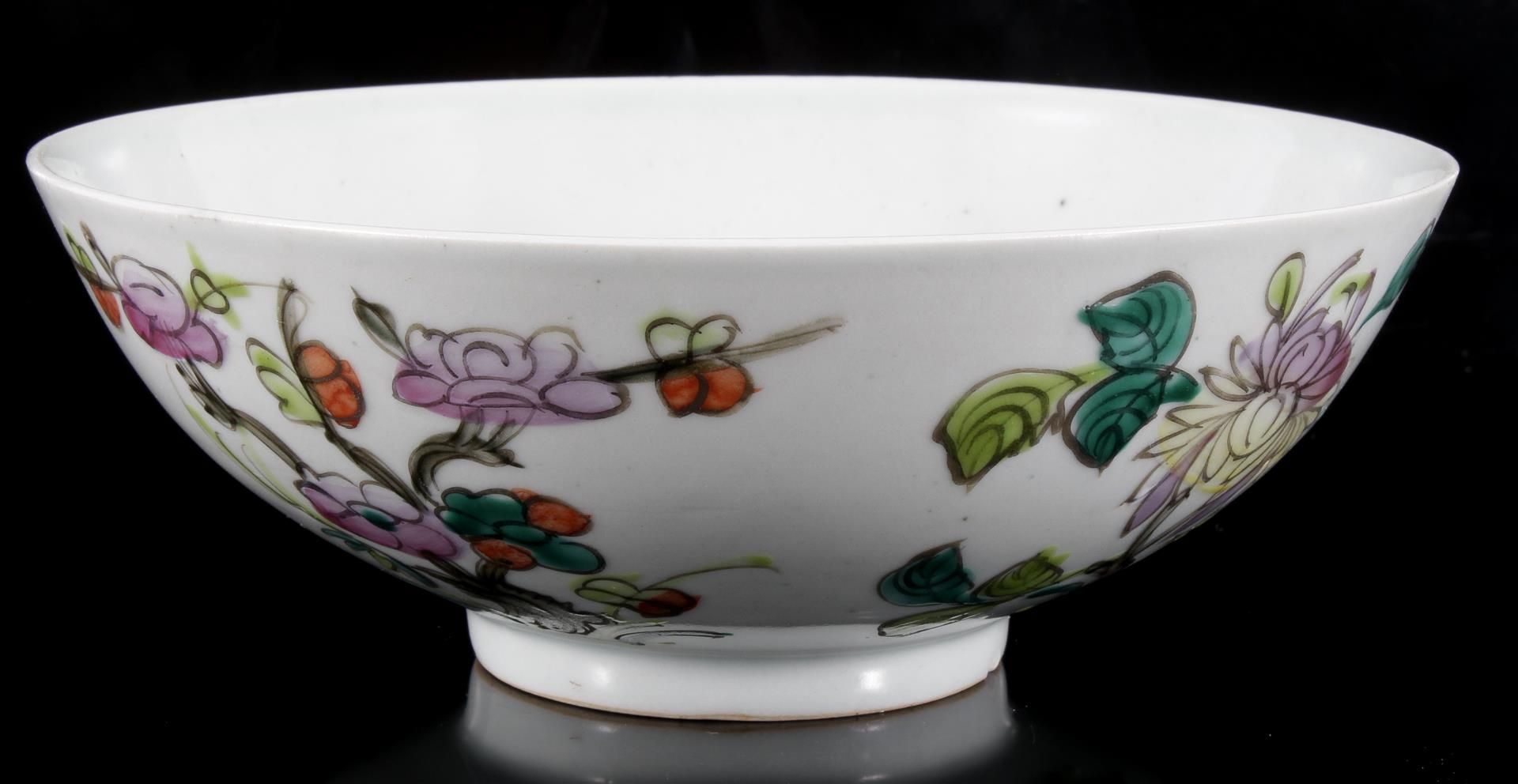 Asian porcelain bowl with polychrome flower decoration, circa 1900, 7.5 cm high, 20 cm diameter