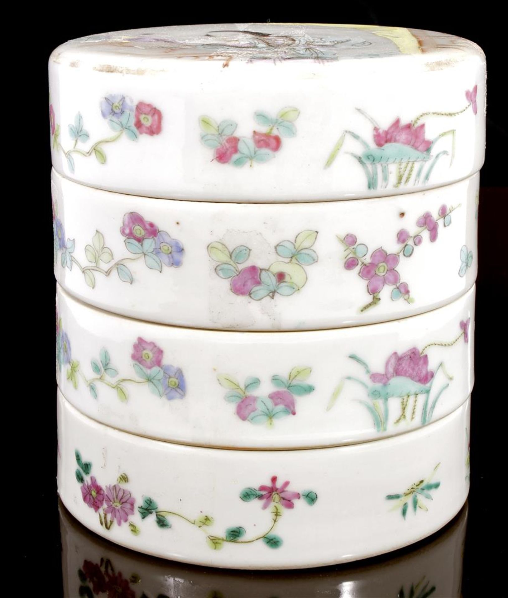 Porcelain 4-layer stacking box, China approx. 1900, 11 cm high, 10 cm diameter