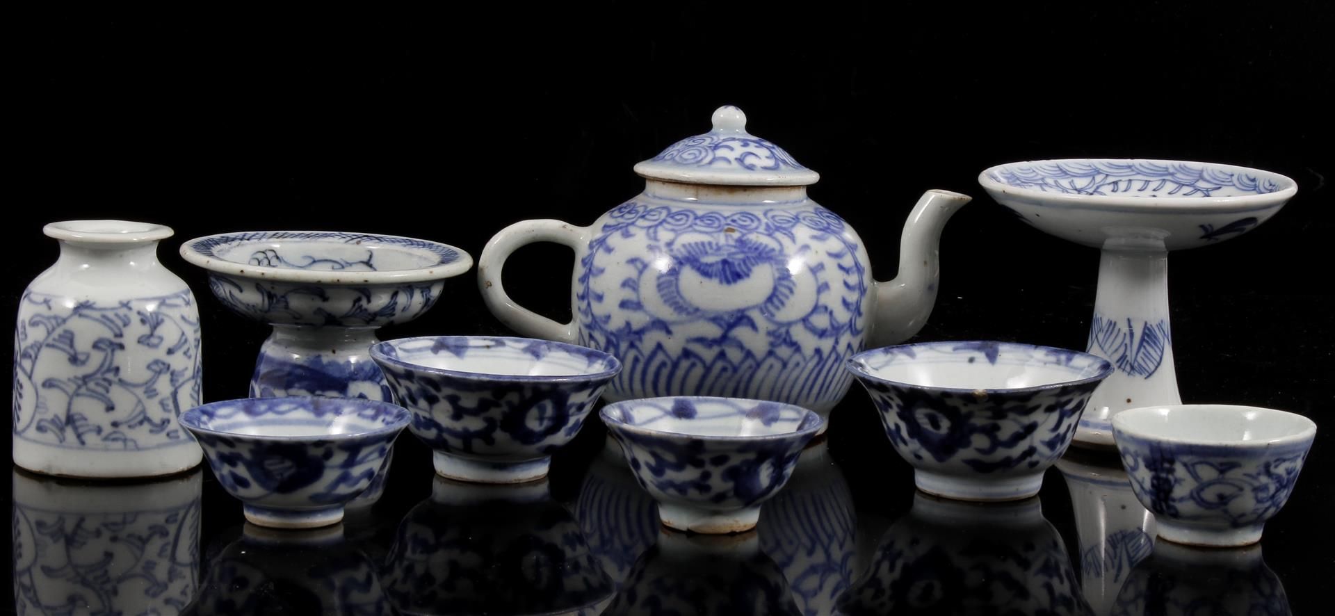Bargain Asian porcelain including teapot, salt shakers, vase and bowls, 18th / 19th century