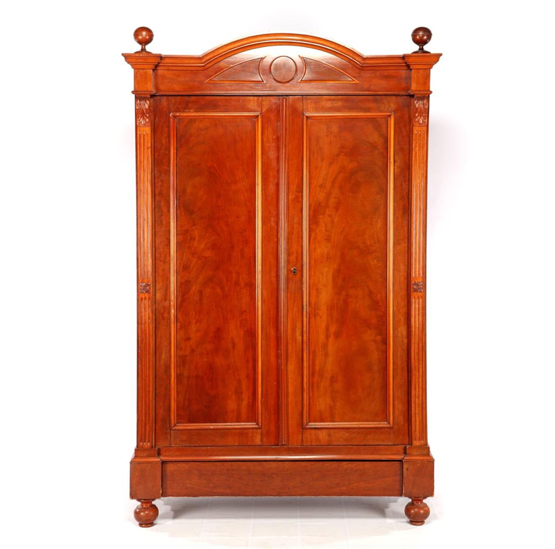 Mahogany 19th century 2-door cabinet with drawer, flutes, stitching acanthus leaves & ornaments