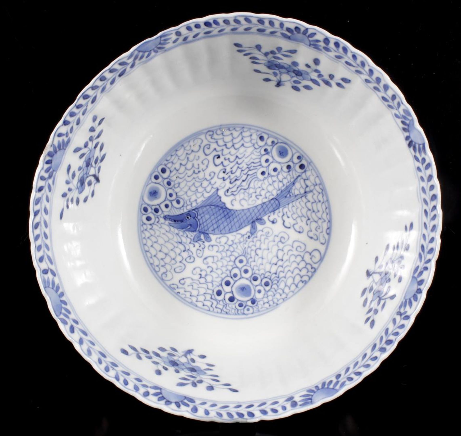 Chinese porcelain bowl with fish motif, bottom with Kangxi mark 9.5 cm high, 20.5 cm diameter (rim - Bild 2 aus 3