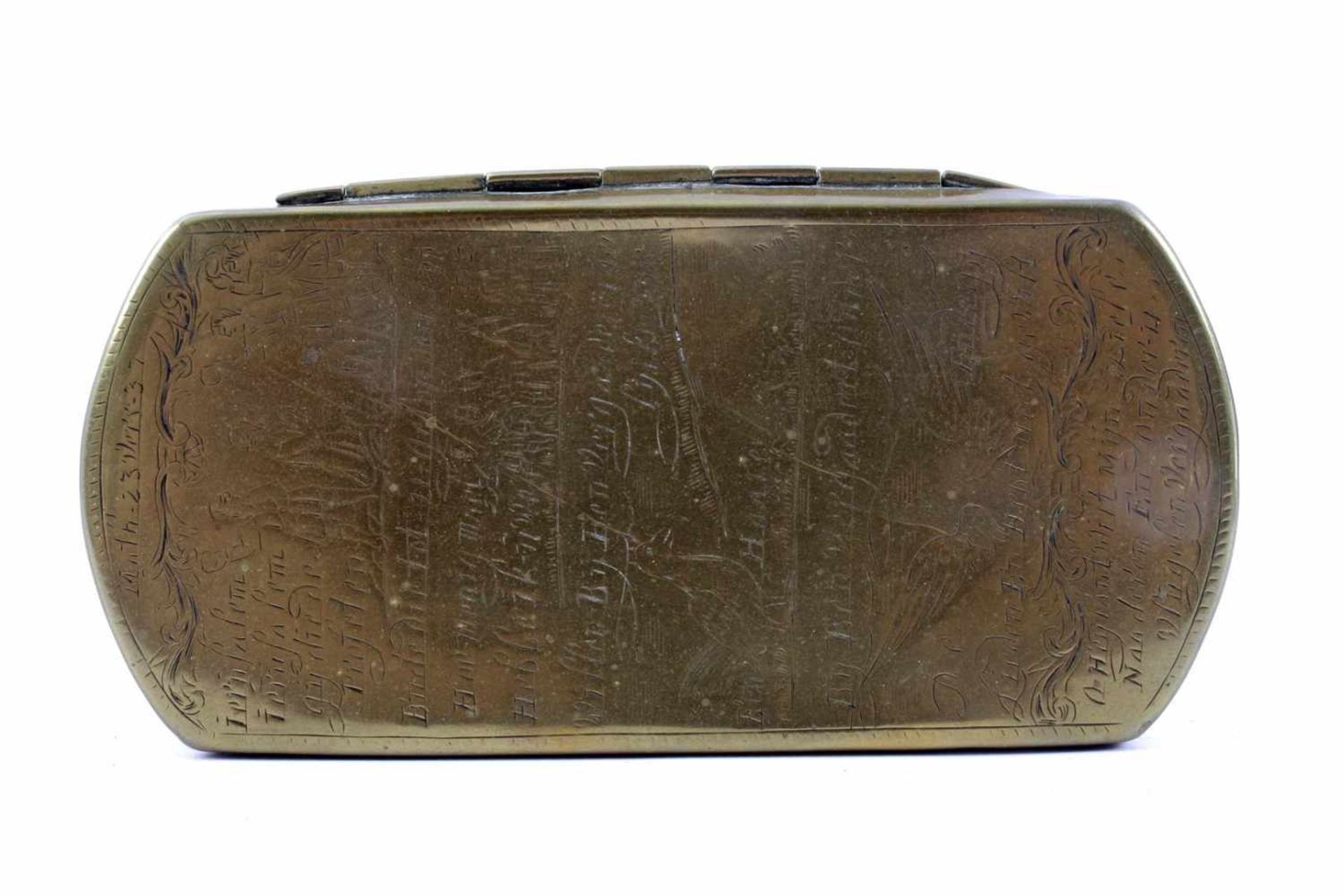 Copper 18th century tobacco box with etched decor and text Matthew 23 verse 37, 3 cm high, 15.7x8 - Image 2 of 4