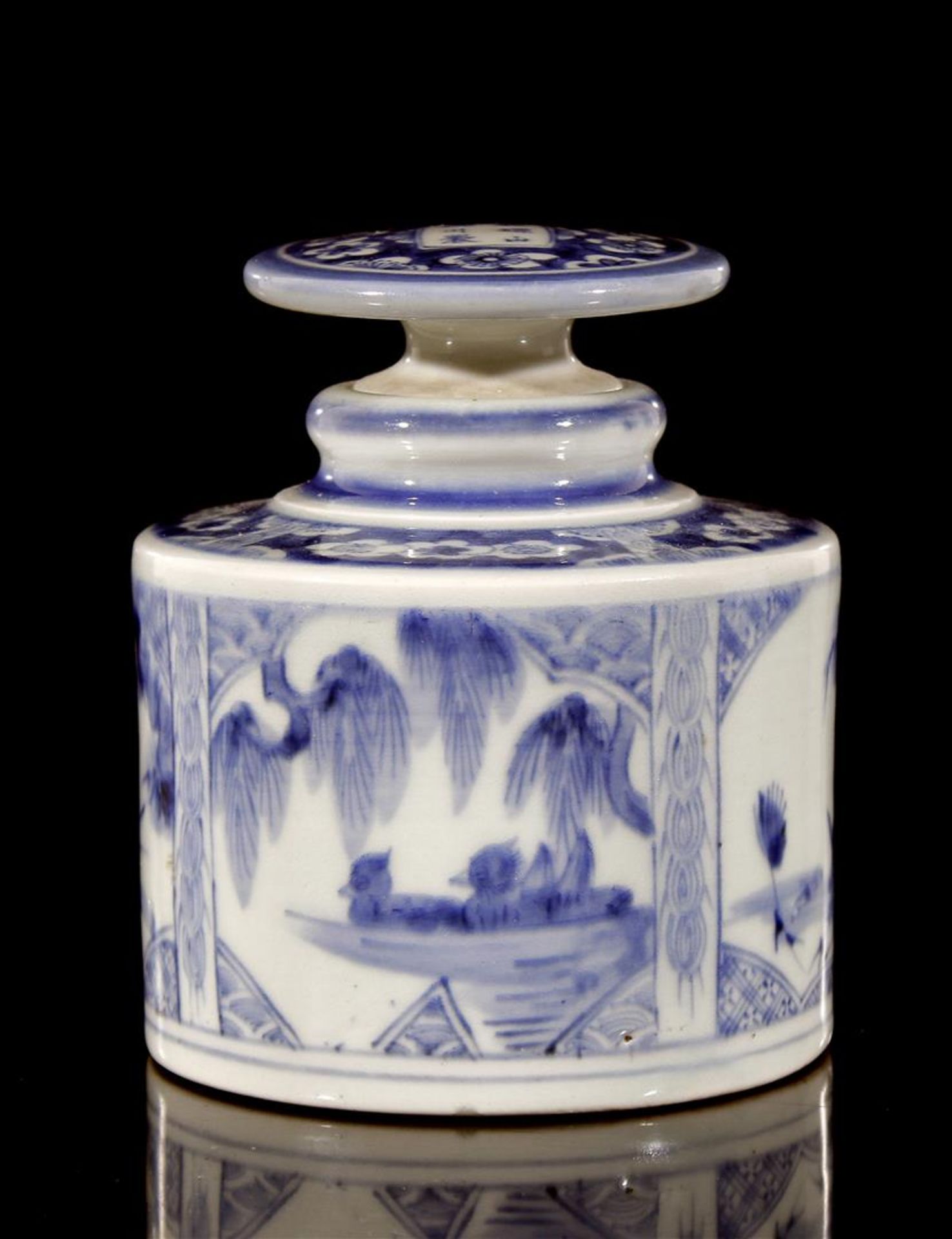 Porcelain tea caddy with blue landscape decoration, Japan 20th century, 9.5 cm diameter, 11 cm high