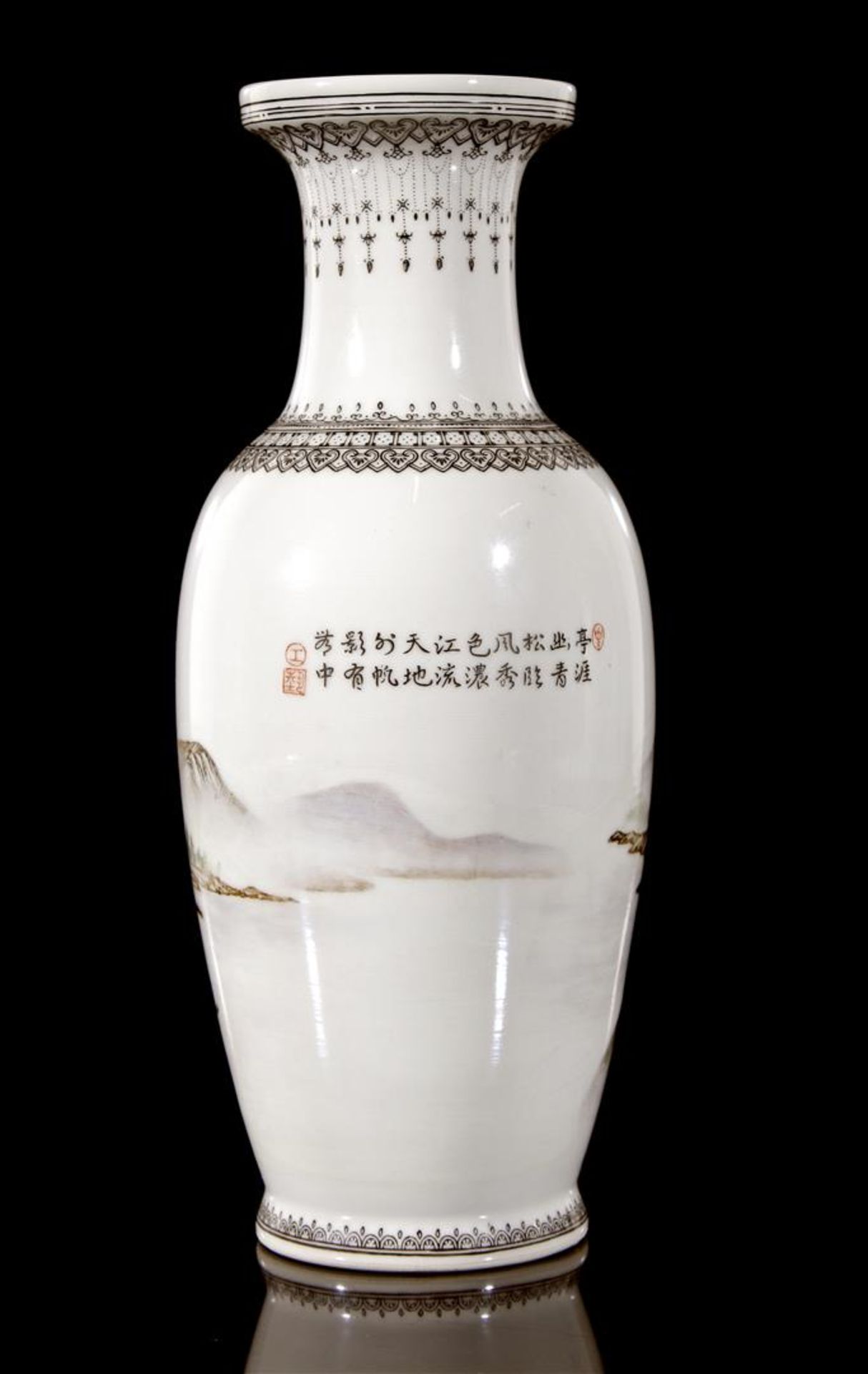 Porcelain vase with polycrhom decor of landscape, China, circa 1900, 30.5 cm high - Bild 2 aus 2