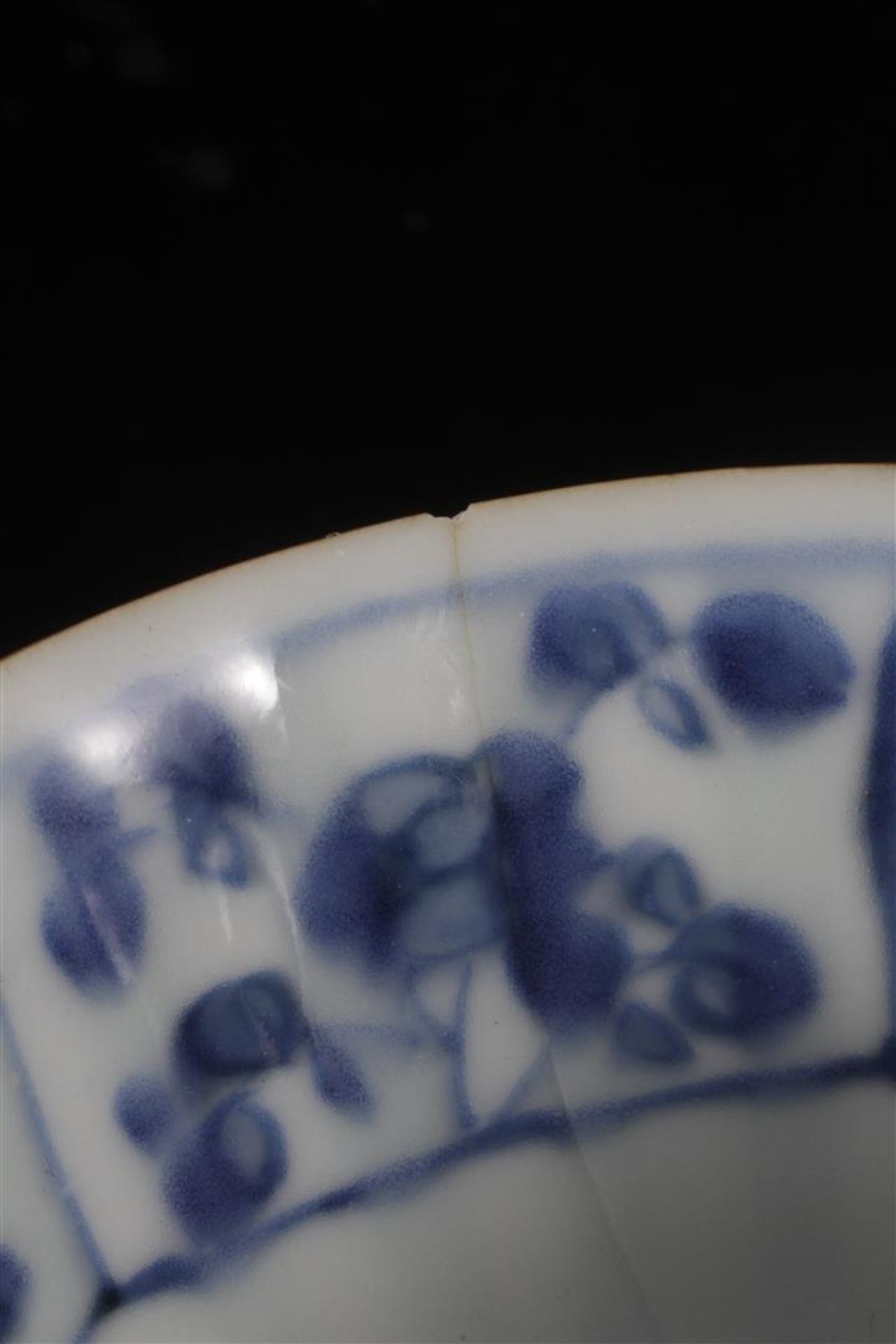 4 Chinese porcelain cafe au lait bowls and saucers with blue decor plant in flower pot on table - Bild 5 aus 6