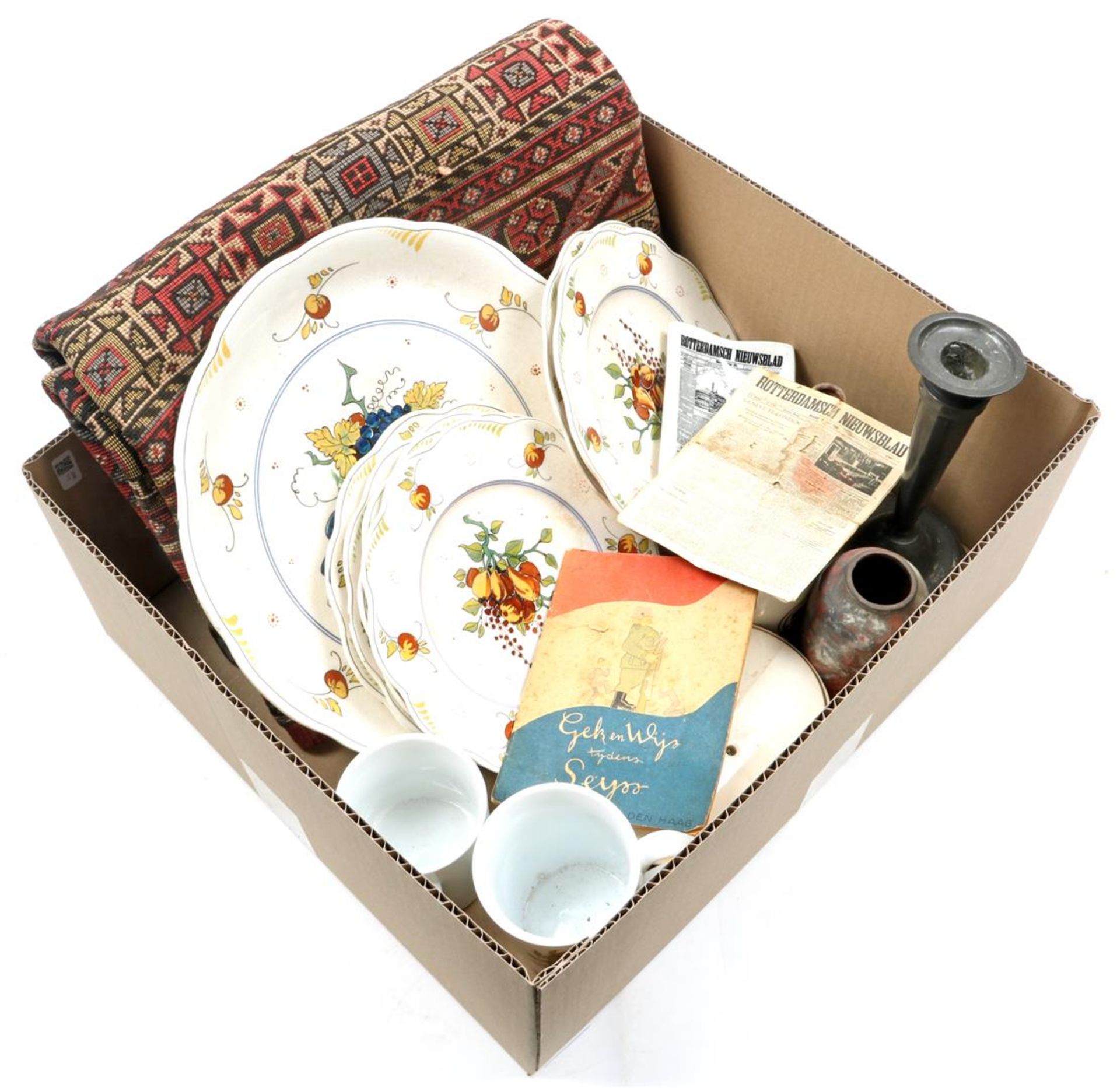 Box with South Holland Gouda pottery, pottery, rug, miniature newspaper Rotterdamsch Nieuwsblad,