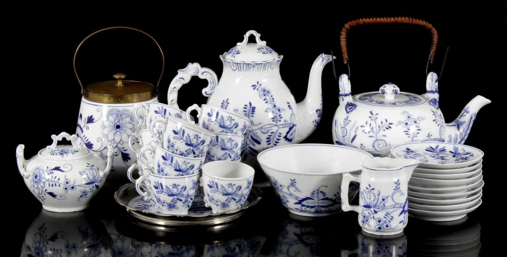 Porcelain tableware, Petrus Regout Maastricht, motif schwiebelmuster, b.u. chocolate jug, teapot,