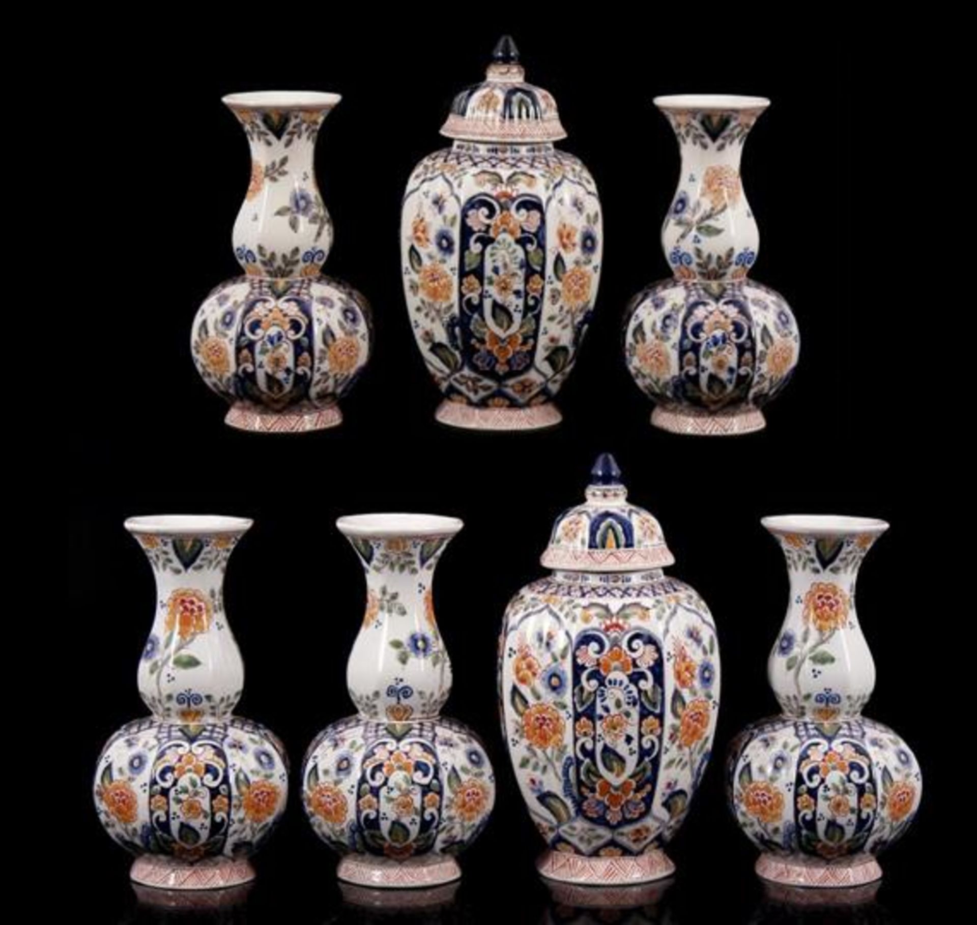 Makkum 7-piece earthenware cabinet set with polychrome Chinoiserie decor 26 cm and 30.5 cm high