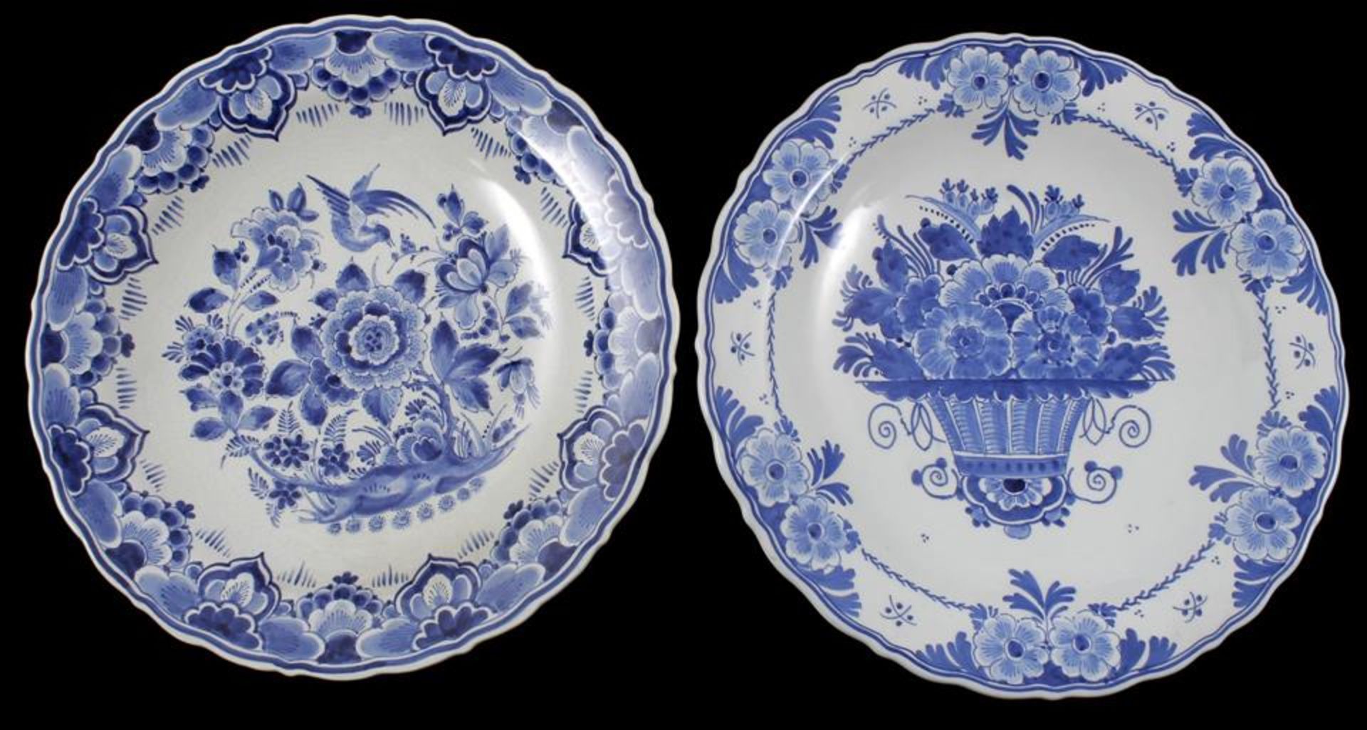 Porceleyne Fles 2 earthenware dishes with floral decoration, year towers 1930 and 1946, 29.5 cm