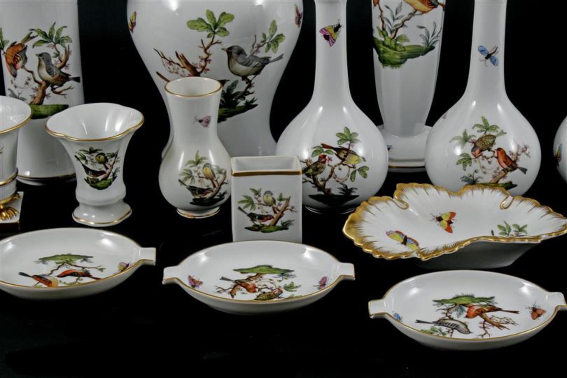 Herend Hungary 7 porcelain objects, vase 22.5 cm high, 3 pointed vases 15 cm, vase and 2 ashtray, - Bild 2 aus 2