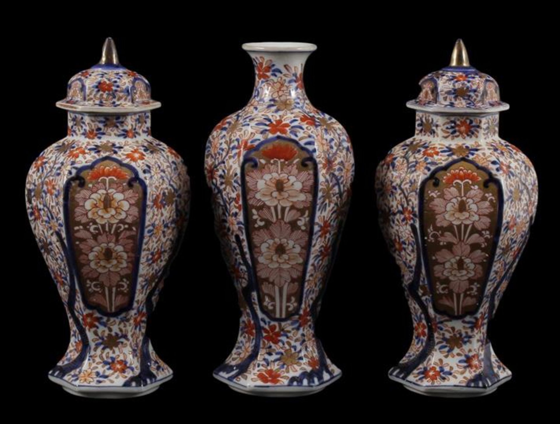 Imari 3-part porcelain cabinet set, 19th century, 25 cm high (1 lid with damage to the point)