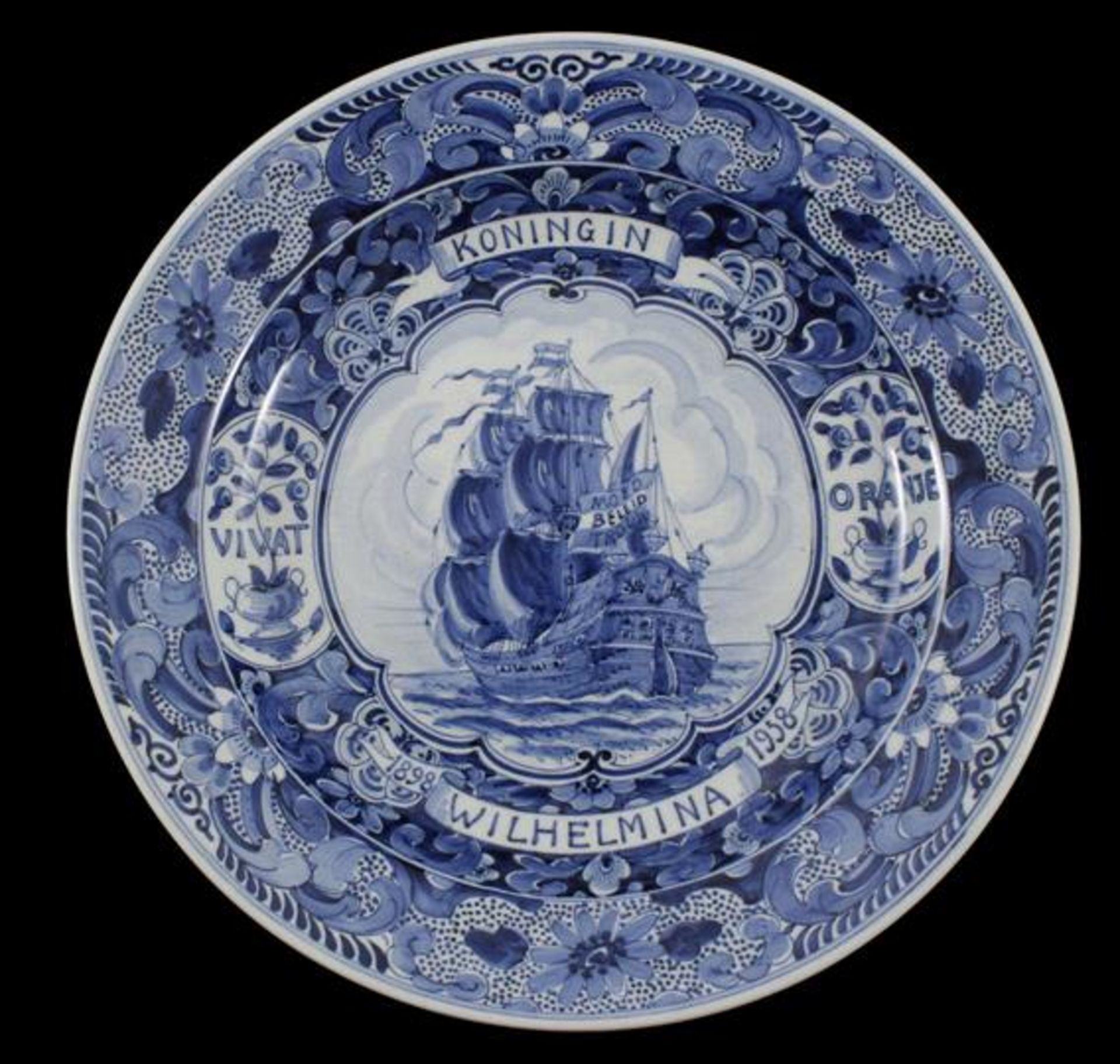 South Holland earthenware dish with blue decoration Queen WIlhelmina 1898-1938, 26 cm diameter