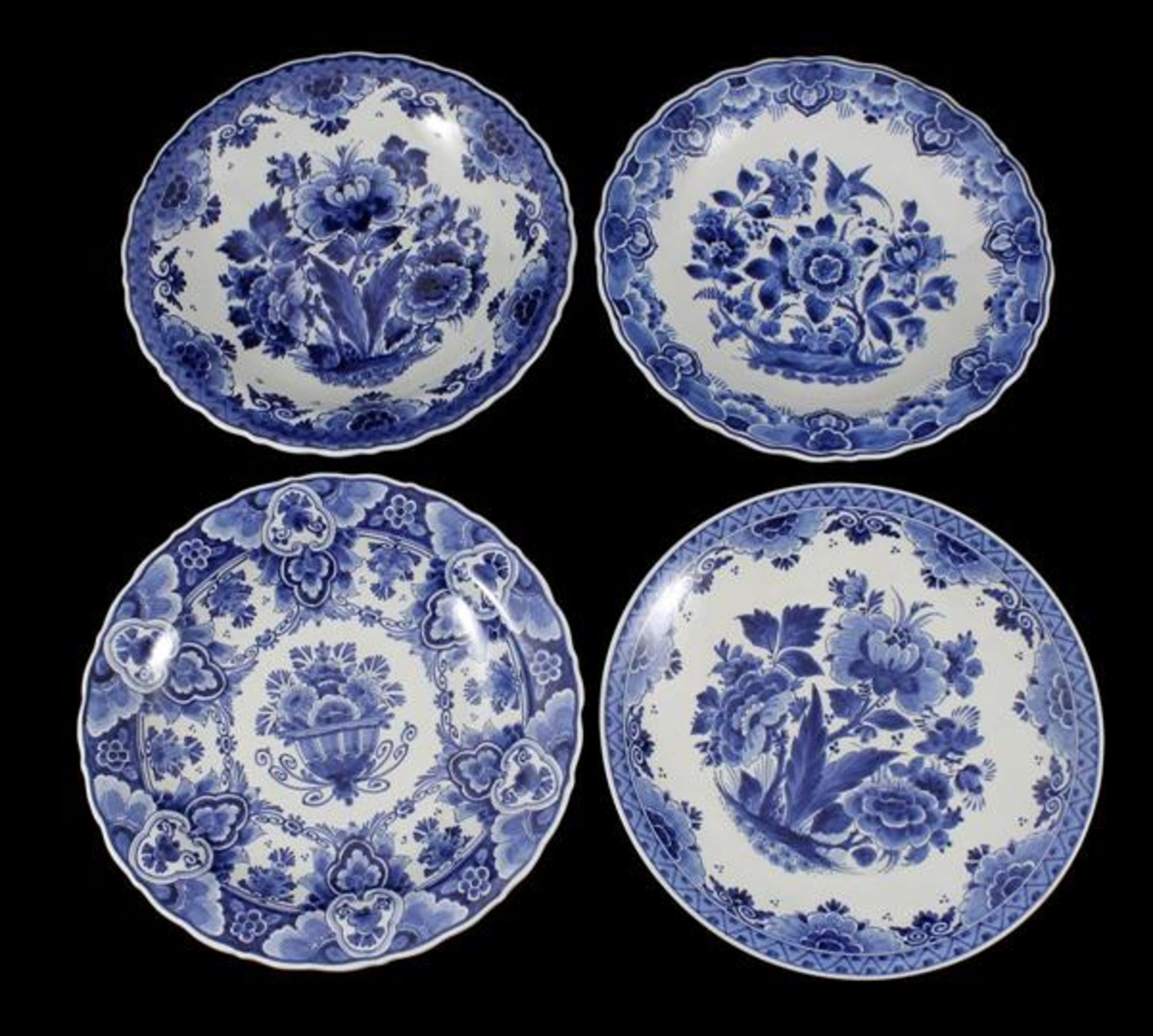 Porceleyne Fles 4 earthenware dishes with blue decoration of flowers and birds, year letters 1942,