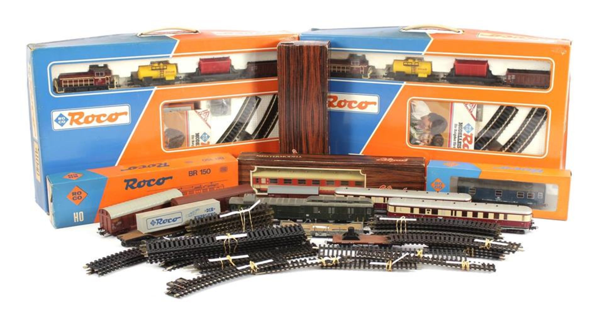 Collection of Roco trains, wagons, rails and 2 boxes with sets number 41040