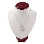 White gold necklace, 14 krt., 44 cm long, with a fantasy pendant, marked 585, set with pearl and