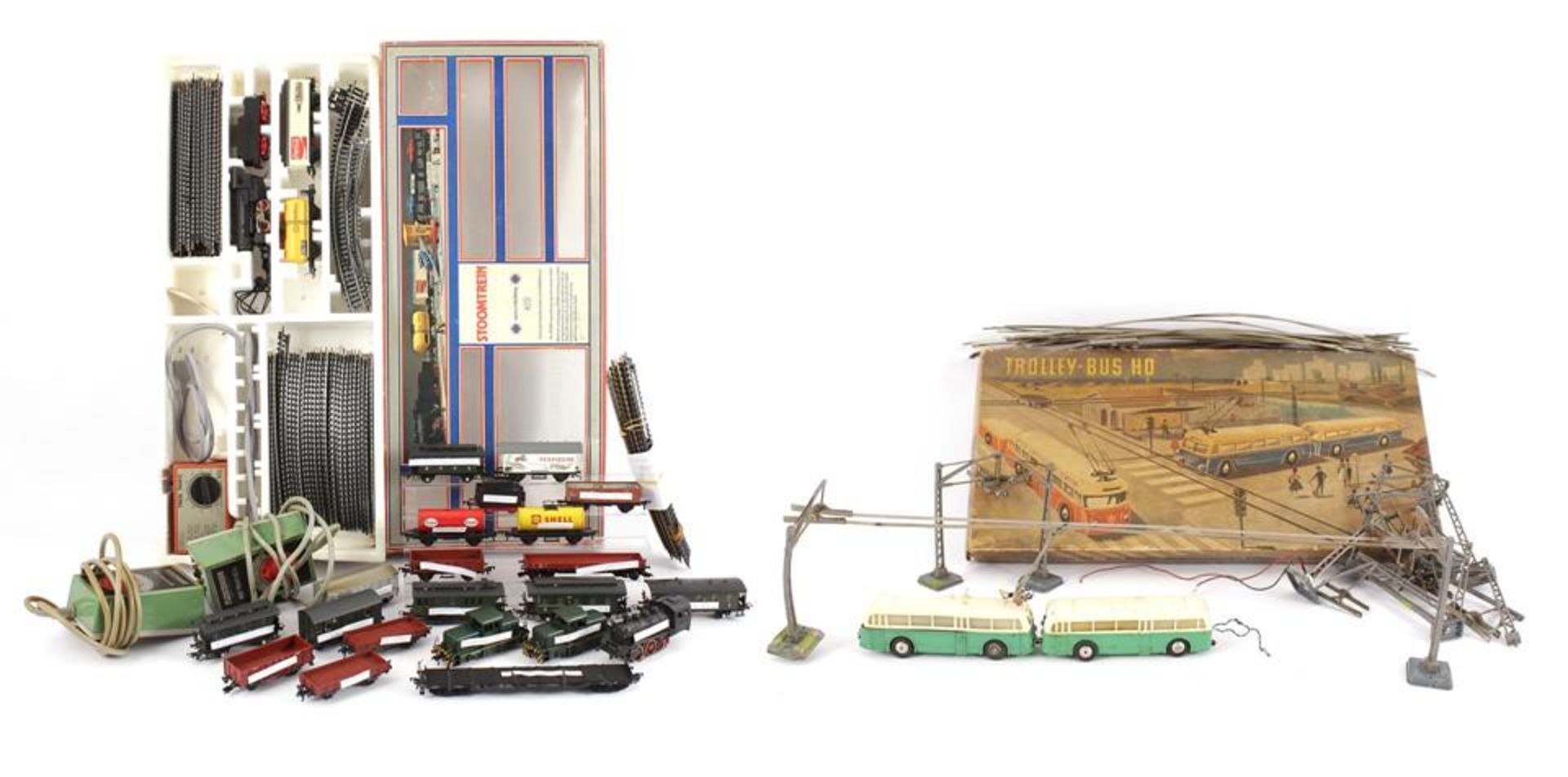 Lot with & nbsp; Fleischmann locomotive, wagons, rails etc, box with Hema train set and box with
