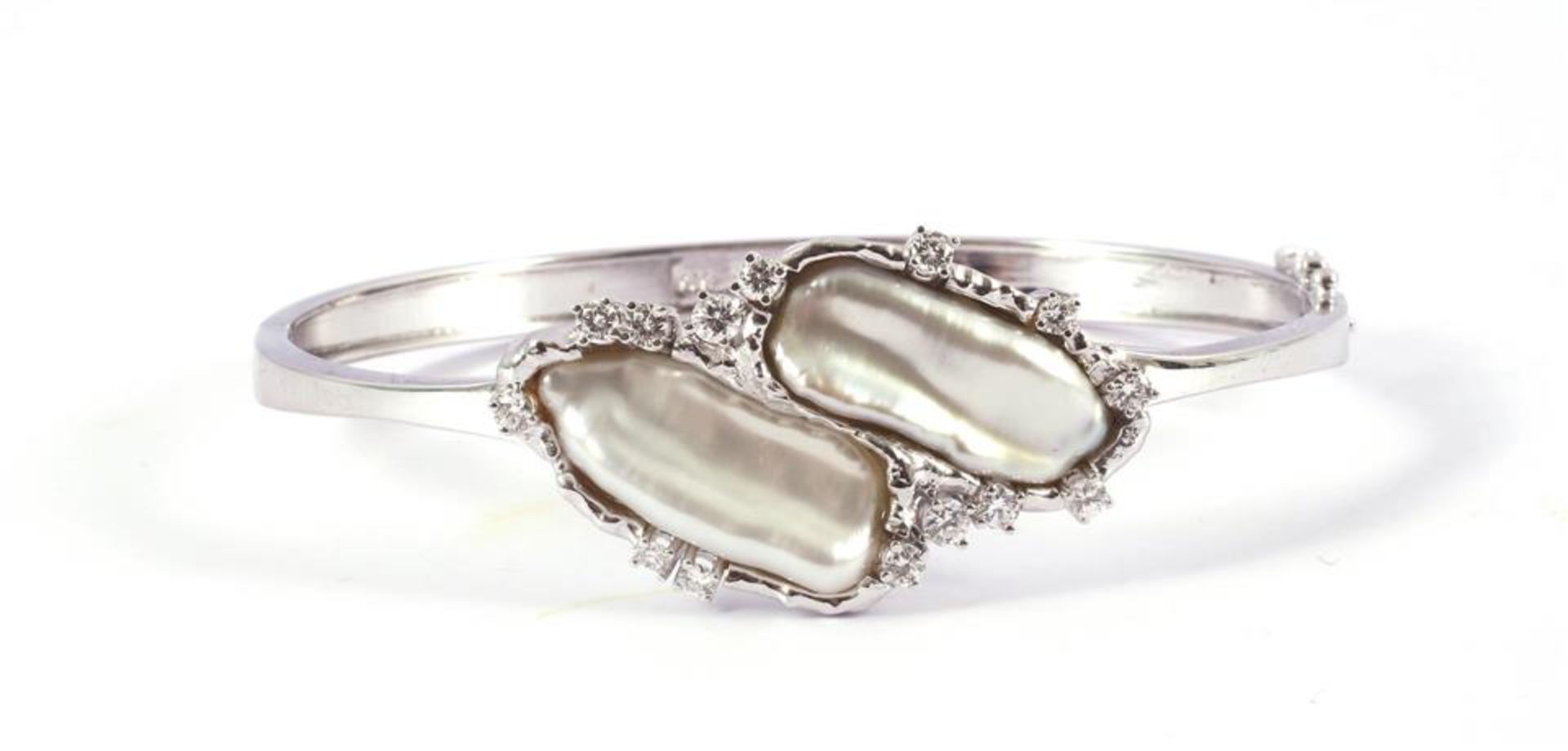 White gold bracelet, 14 kt, set with pearl and brilliant cut diamond, approx. 0.61 ct, diameter 6
