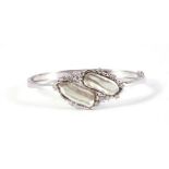 White gold bracelet, 14 kt, set with pearl and brilliant cut diamond, approx. 0.61 ct, diameter 6