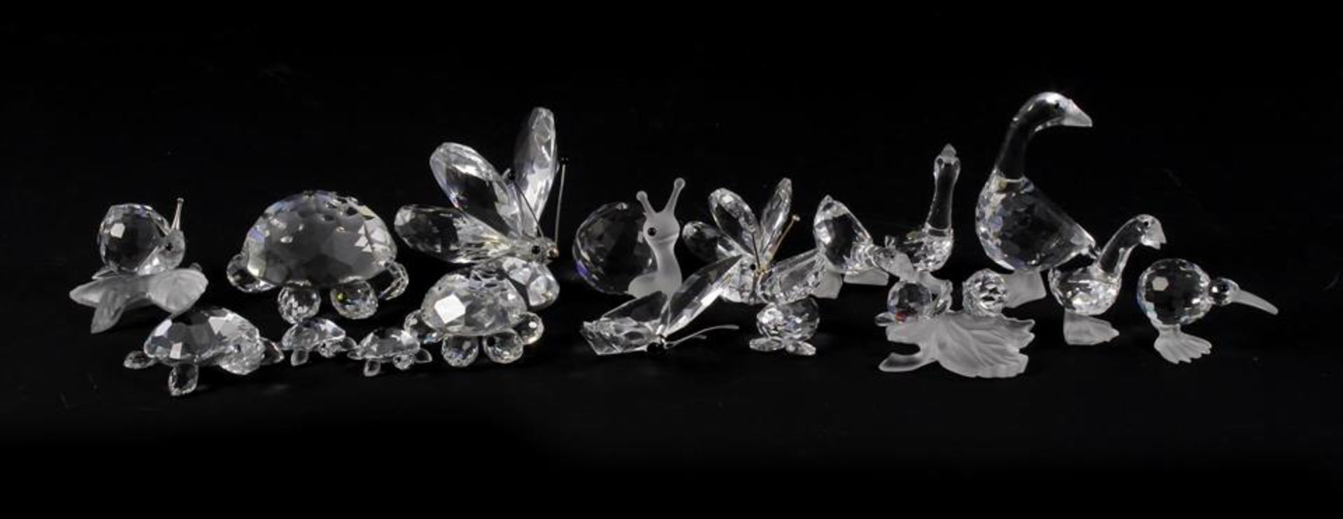 5 Swarovski crystal turtles of which the largest 3 cm high, 4 geese of which the largest 6 cm