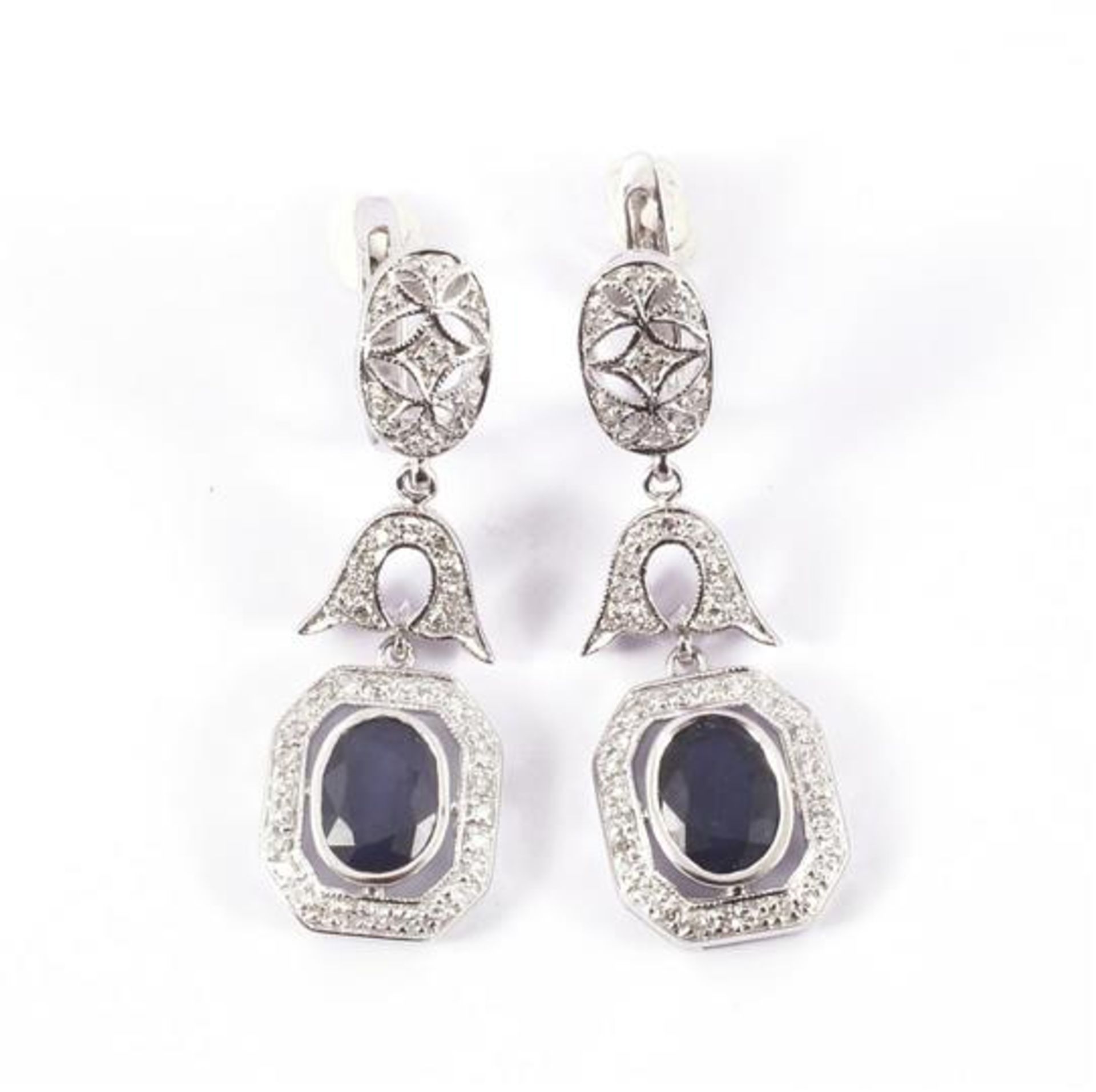 White gold earrings, 14 krt., Set with sapphire approx. 2.66 ct. And & nbsp; diamond approx. 0.45