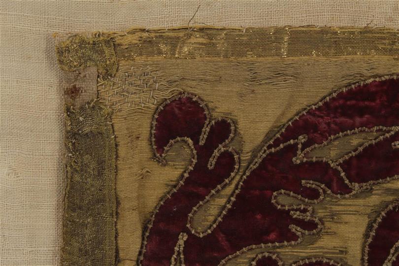 Early velvet brocade textile metal thread fragment from renaissance Europe (Italy/ Spain). Gold - Image 2 of 2