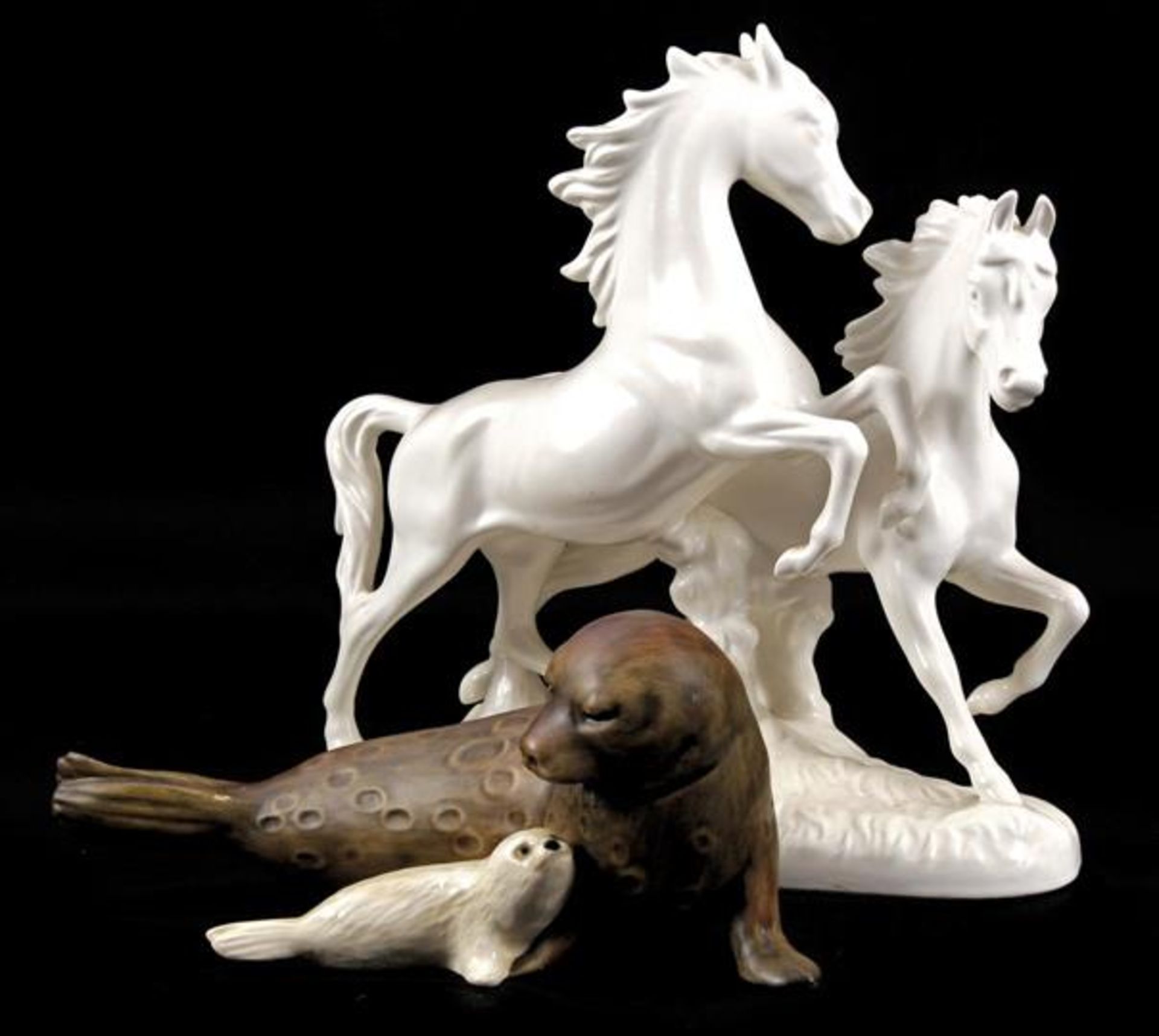 Goebel porcelain statue of 2 horses, 23 cm high and Goebel porcelain statue of a seal with cub
