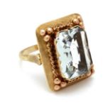 Gold solitaire ring, 14 krt., Set with rectangular aquamarine, 18.25 mm