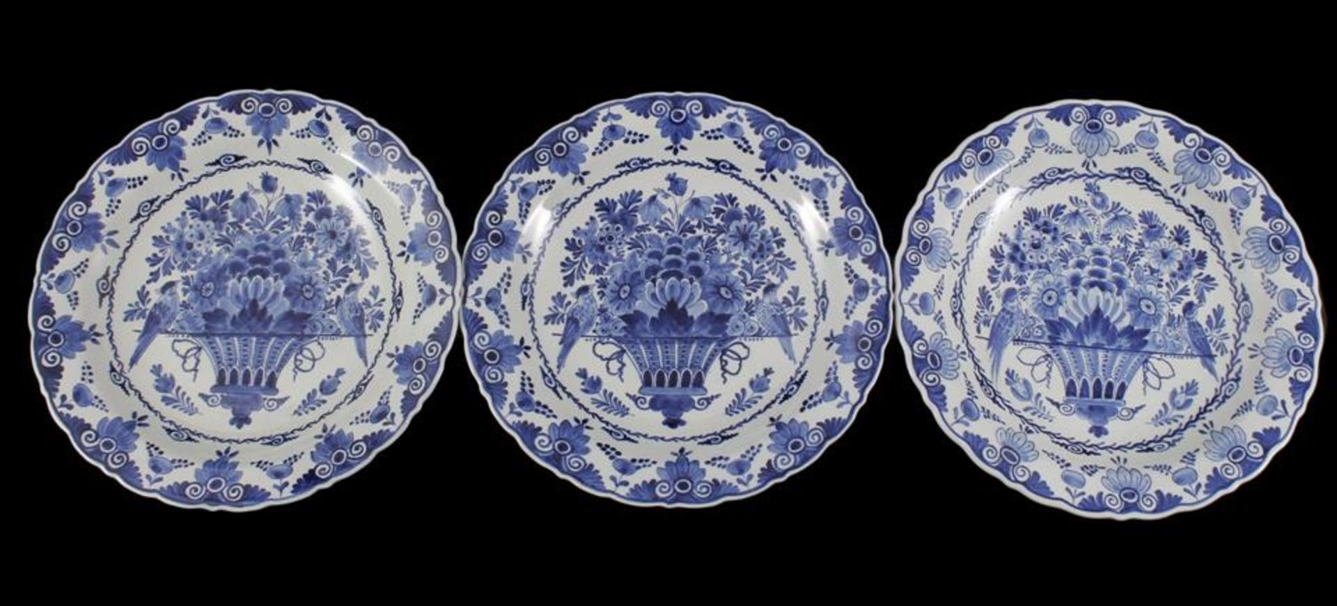 Porceleyne Fles 3 earthenware dishes with blue decoration of flowers, year markers 2 x 1941 (1