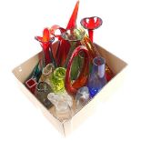 Lot with 18 colored decorative glass baskets, vases and dishes