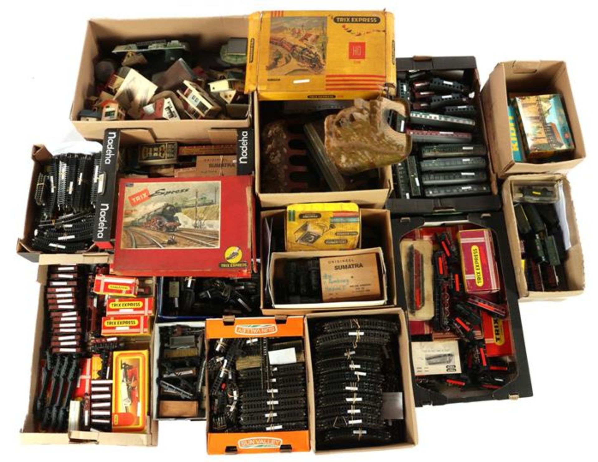 Large collection of Trix locomotives, trains, wagons, rails, 2 boxes of Trix Express, various