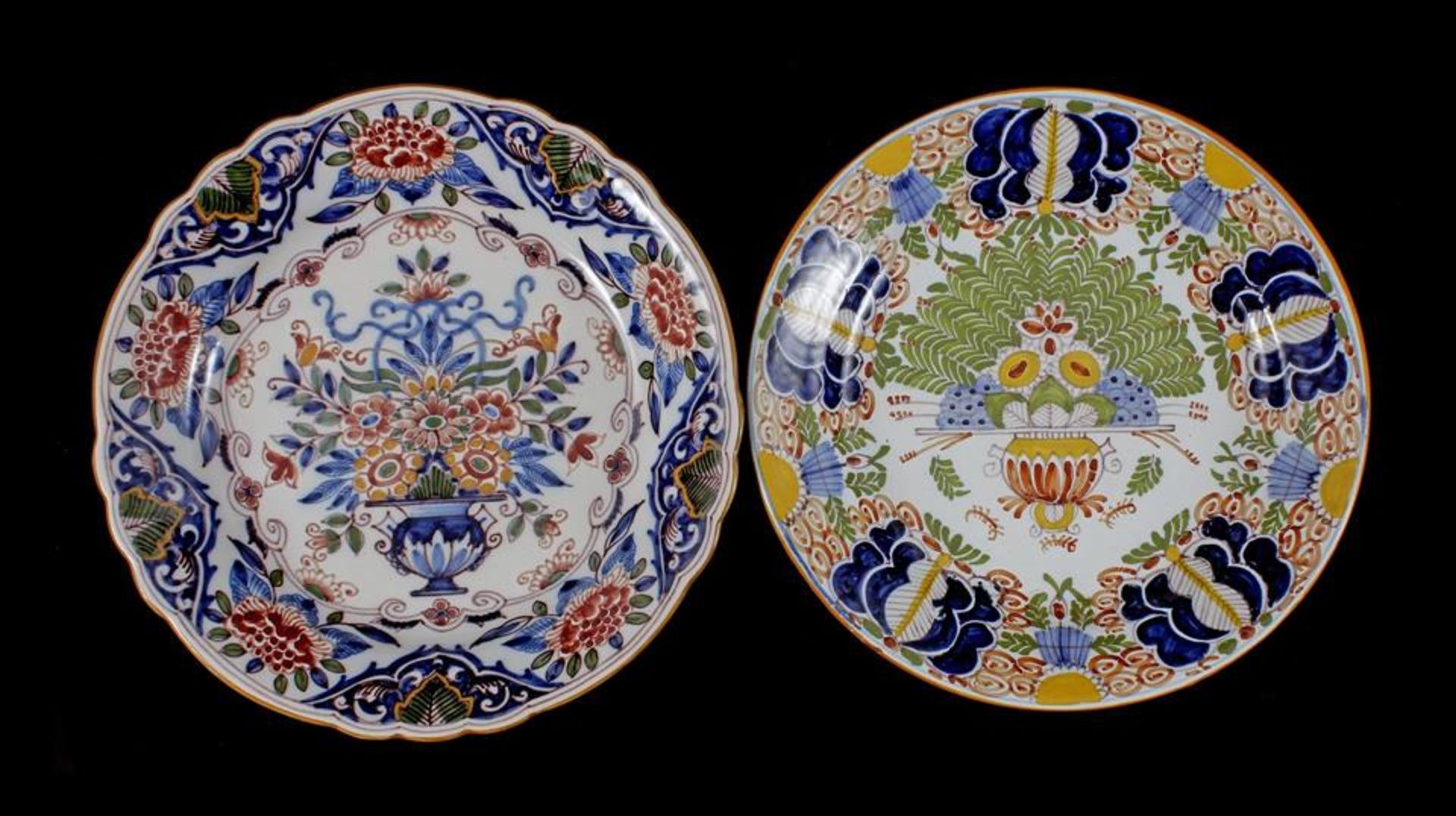 Tichelaar Makkum 2 plates with polychrome decoration of a vase with flowers, 27.5 and 28.5 cm